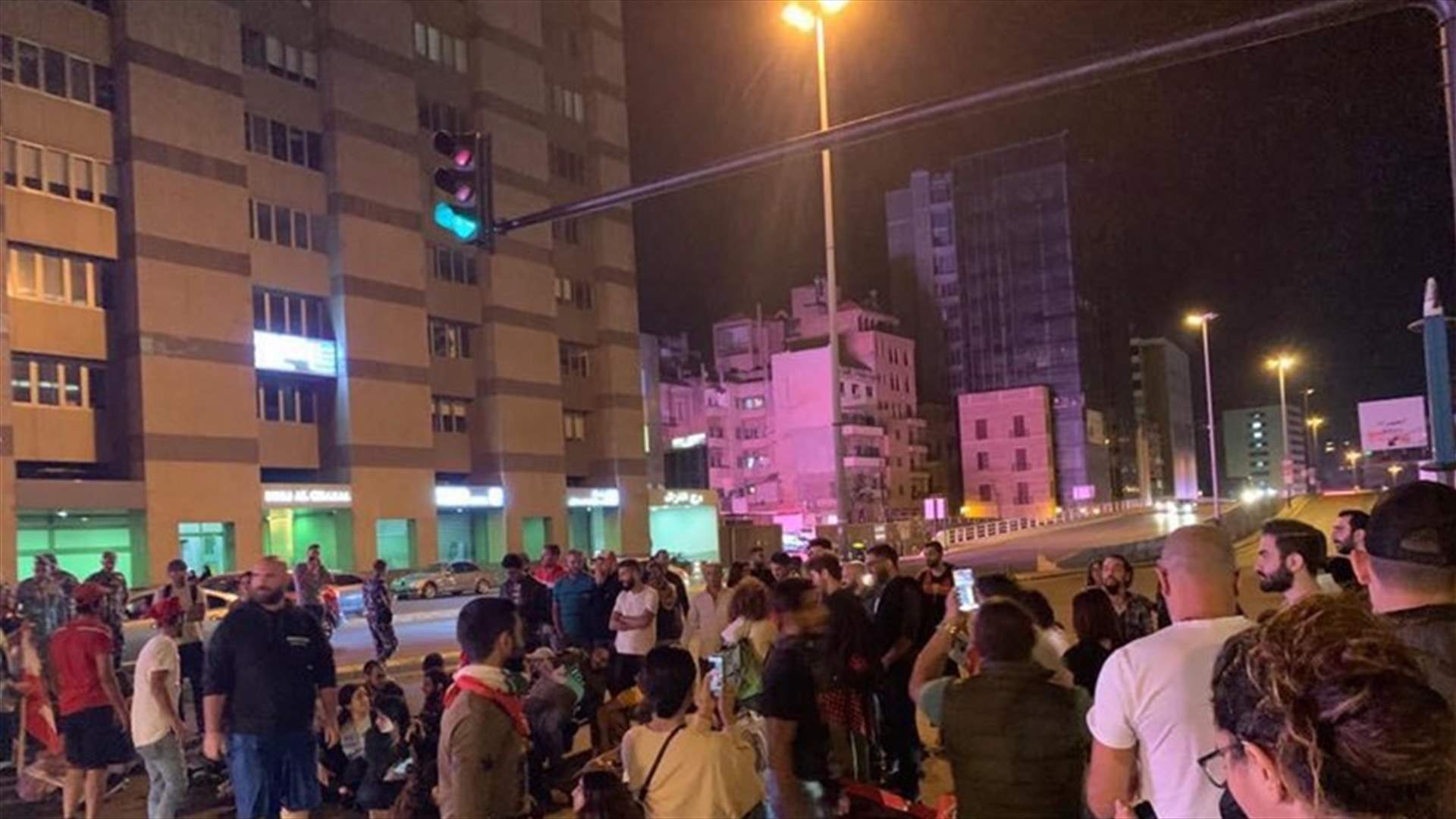 قطع السير من تقاطع برج الغزال باتجاه جسر الرينغ (فيديو)