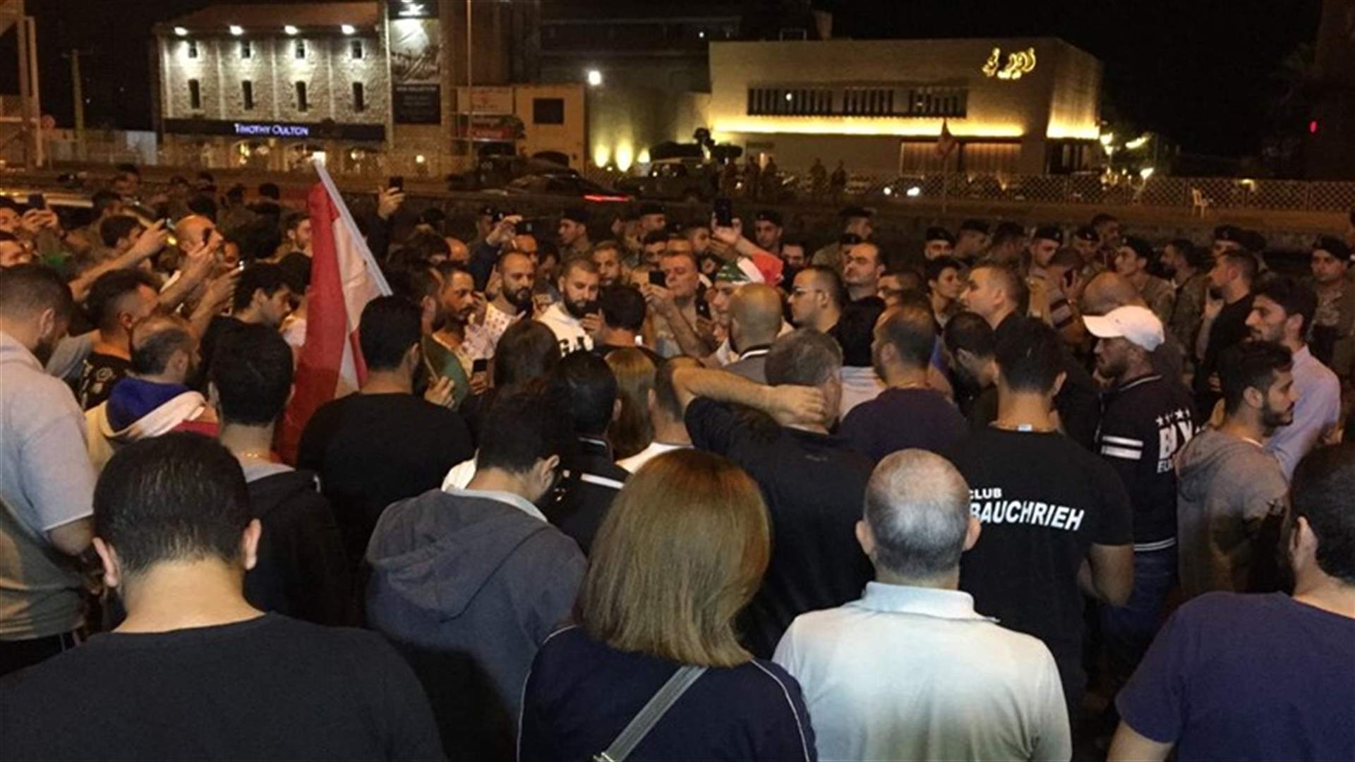 متظاهرون يتجمعون بجانب أوتوستراد جل الديب... ومحاولة لقطع الطريق (فيديو)