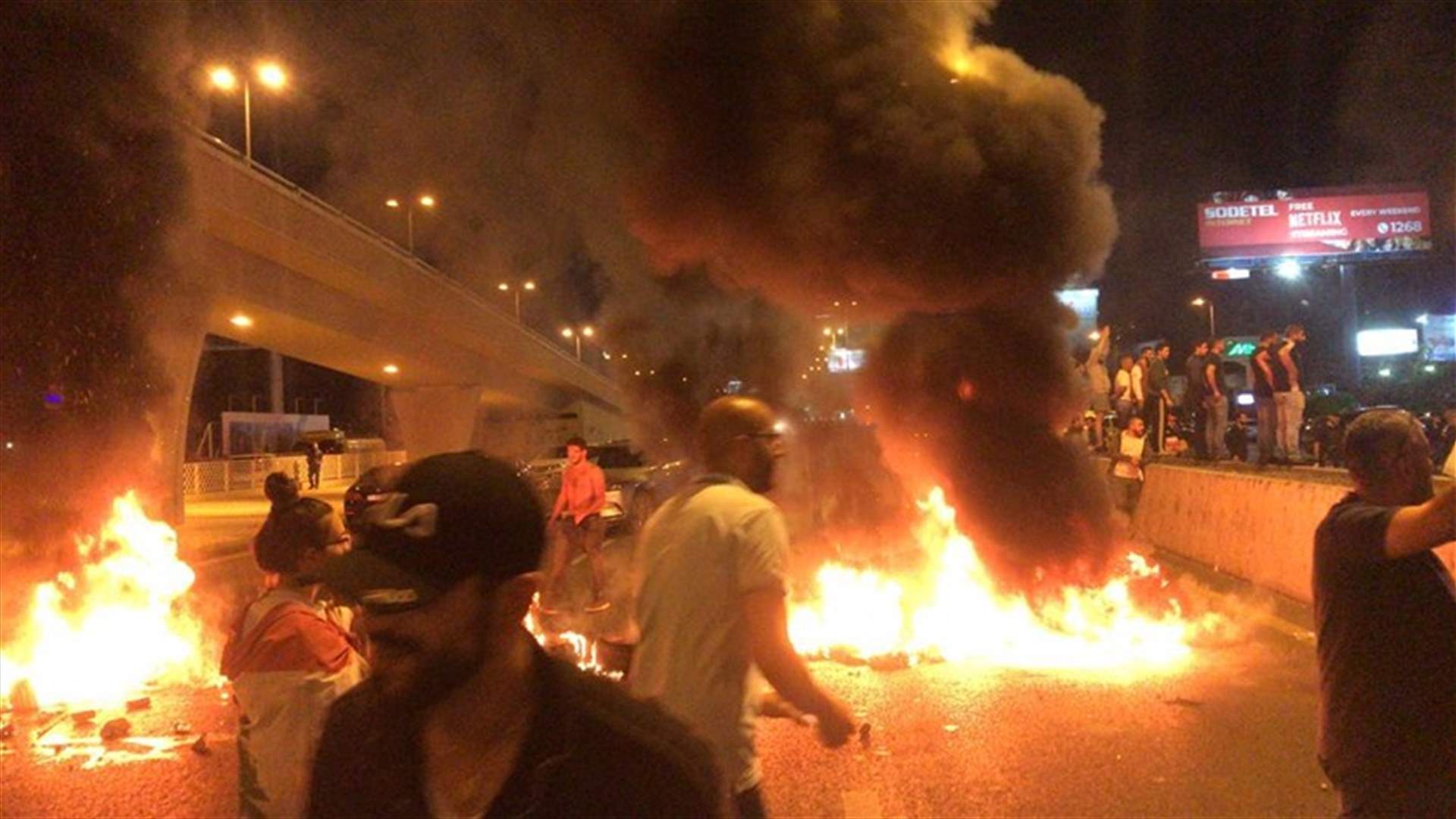 قطع اوتوستراد جل الديب بالاتجاهين (فيديو)