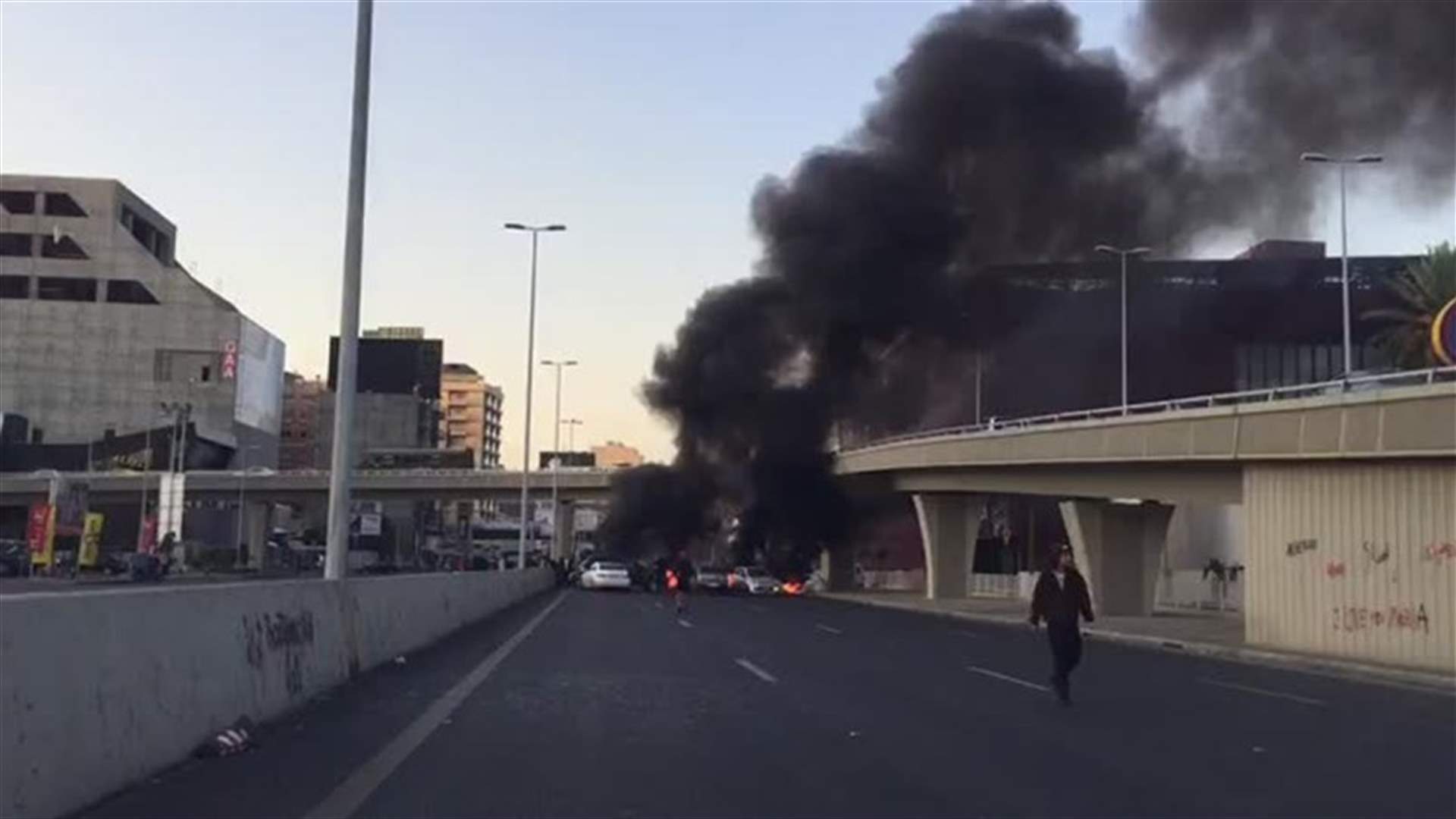 إعادة قطع أوتوستراد جل الديب بالاطارات المشتعلة (فيديو)