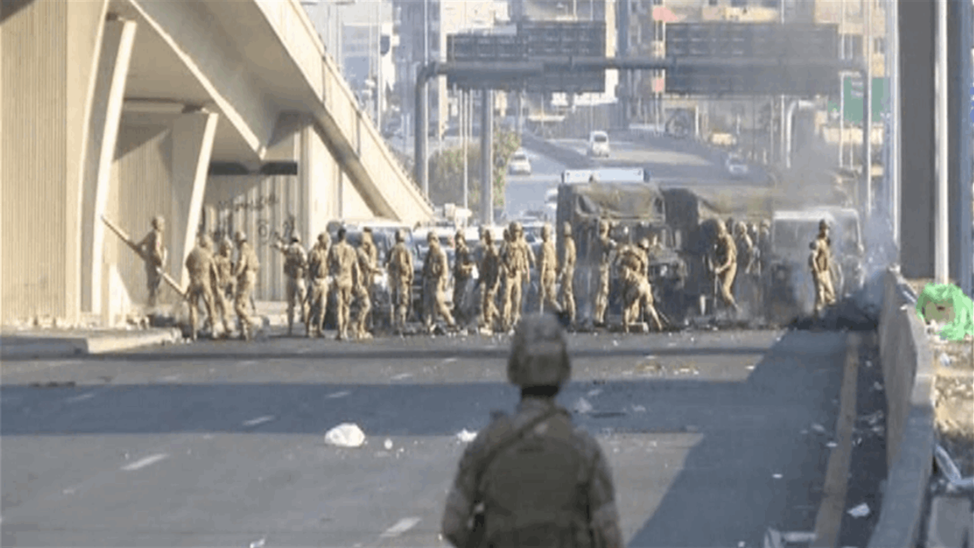 الجيش يعيد فتح اوتوستراد جل الديب
