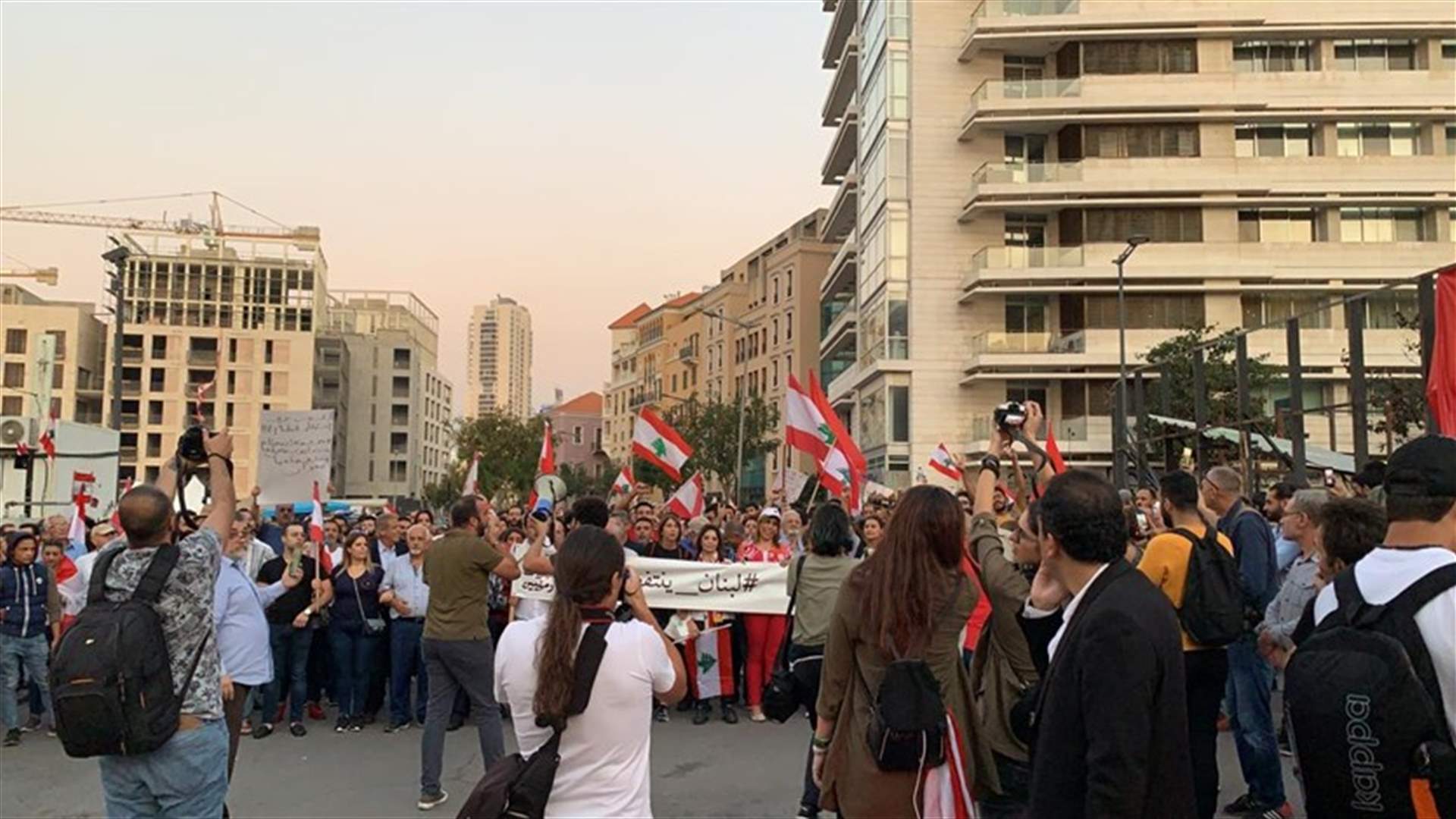 امرأة تقود المسيرة الاحتجاجية من مصرف لبنان الى رياض الصلح (فيديو)