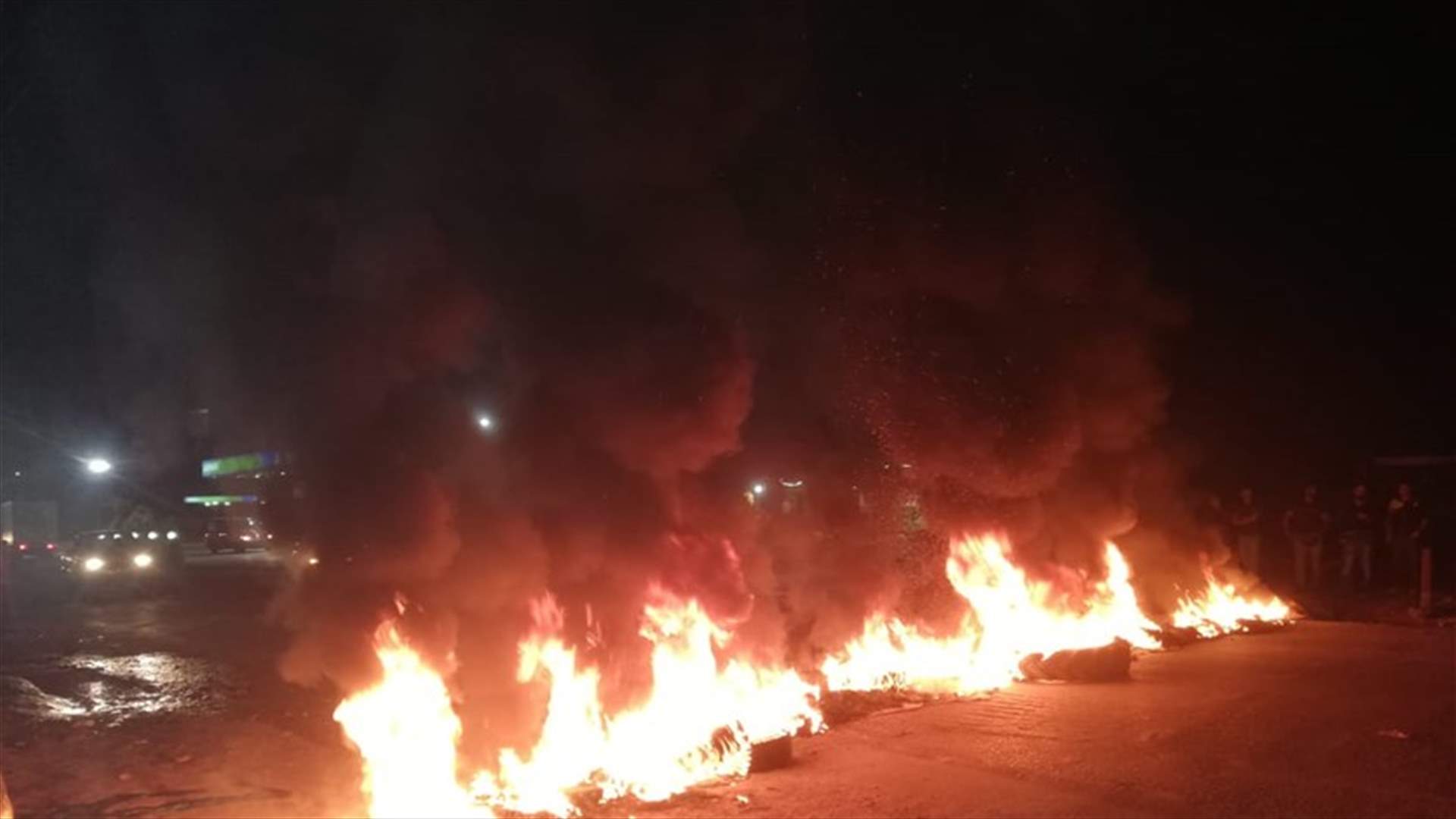قطع الطريق العام قبل مفرق كوشا في عكار (صوَر)