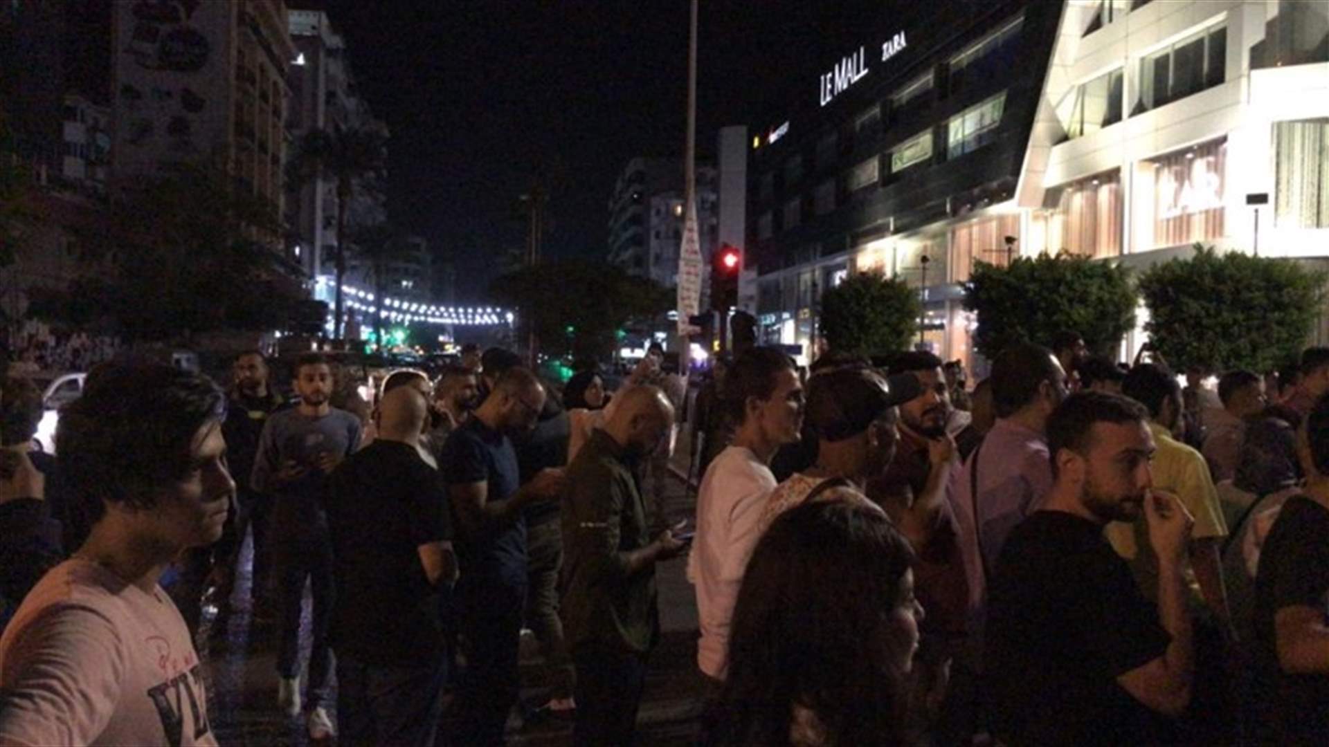 محتجون يقطعون طريق تقاطع ايليا - صيدا ويتجمعون وسط الساحة