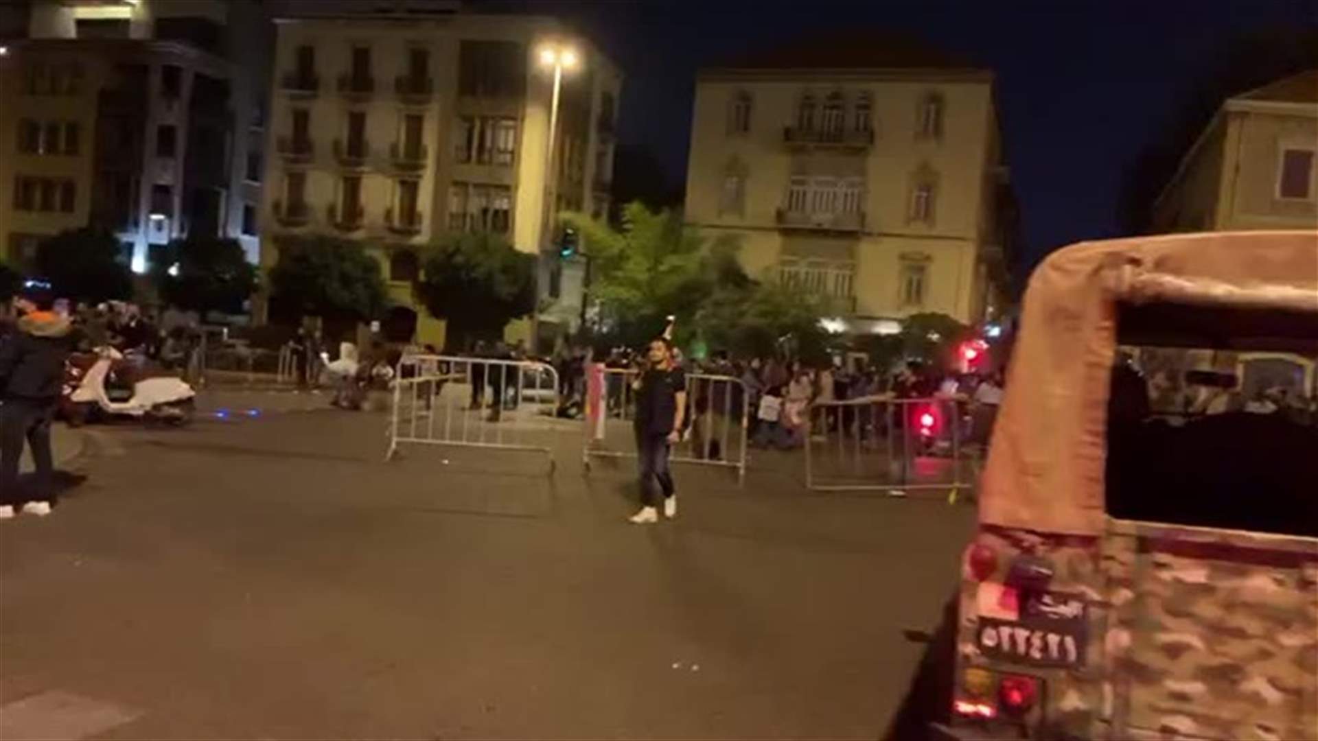 متظاهرون يقطعون الطريق عند إشارة الجميزة... (فيديو)