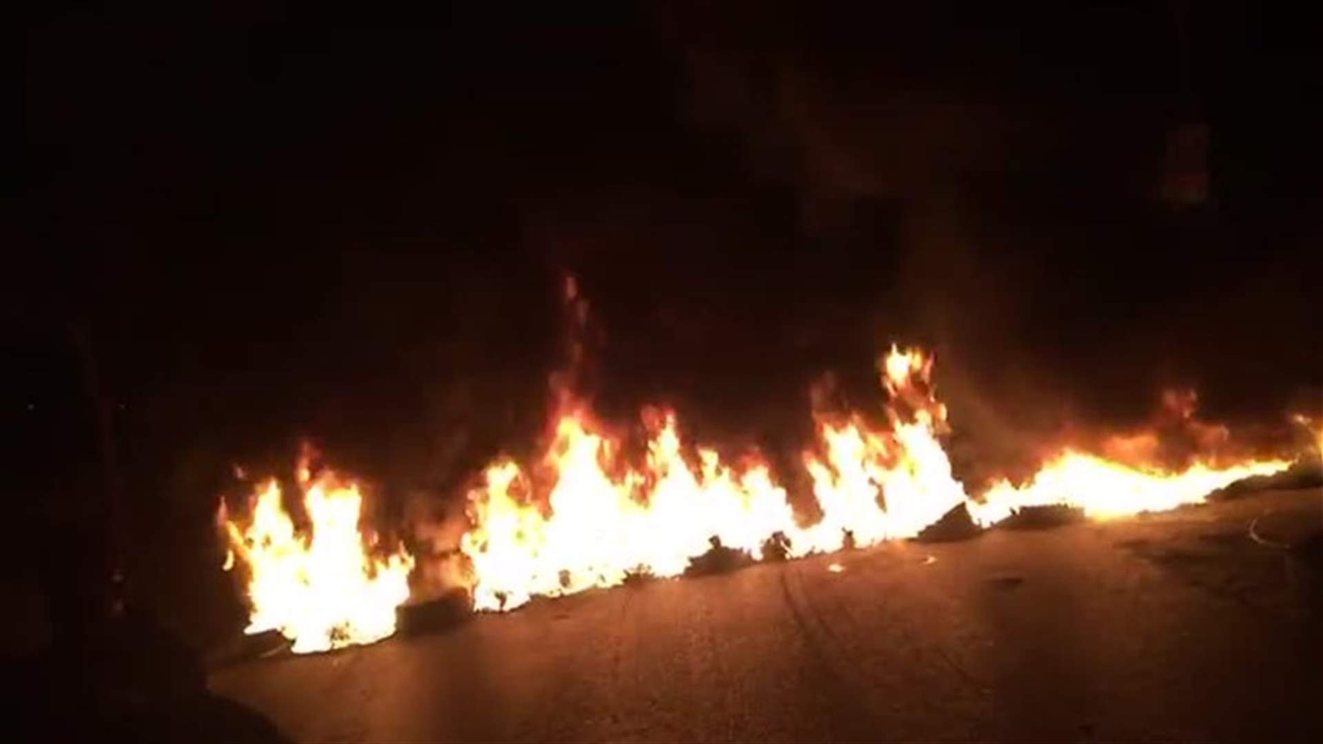 قطع طريق غزة جب جنين بالاطارات المشتعلة (فيديو)