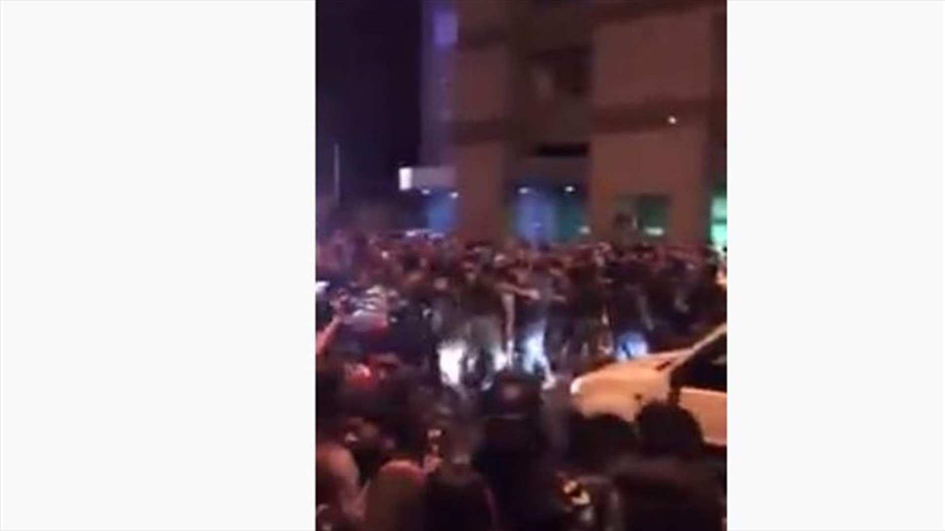 القوى الأمنية تحاول فتح الطريق عند تقاطع الرينغ (فيديو)