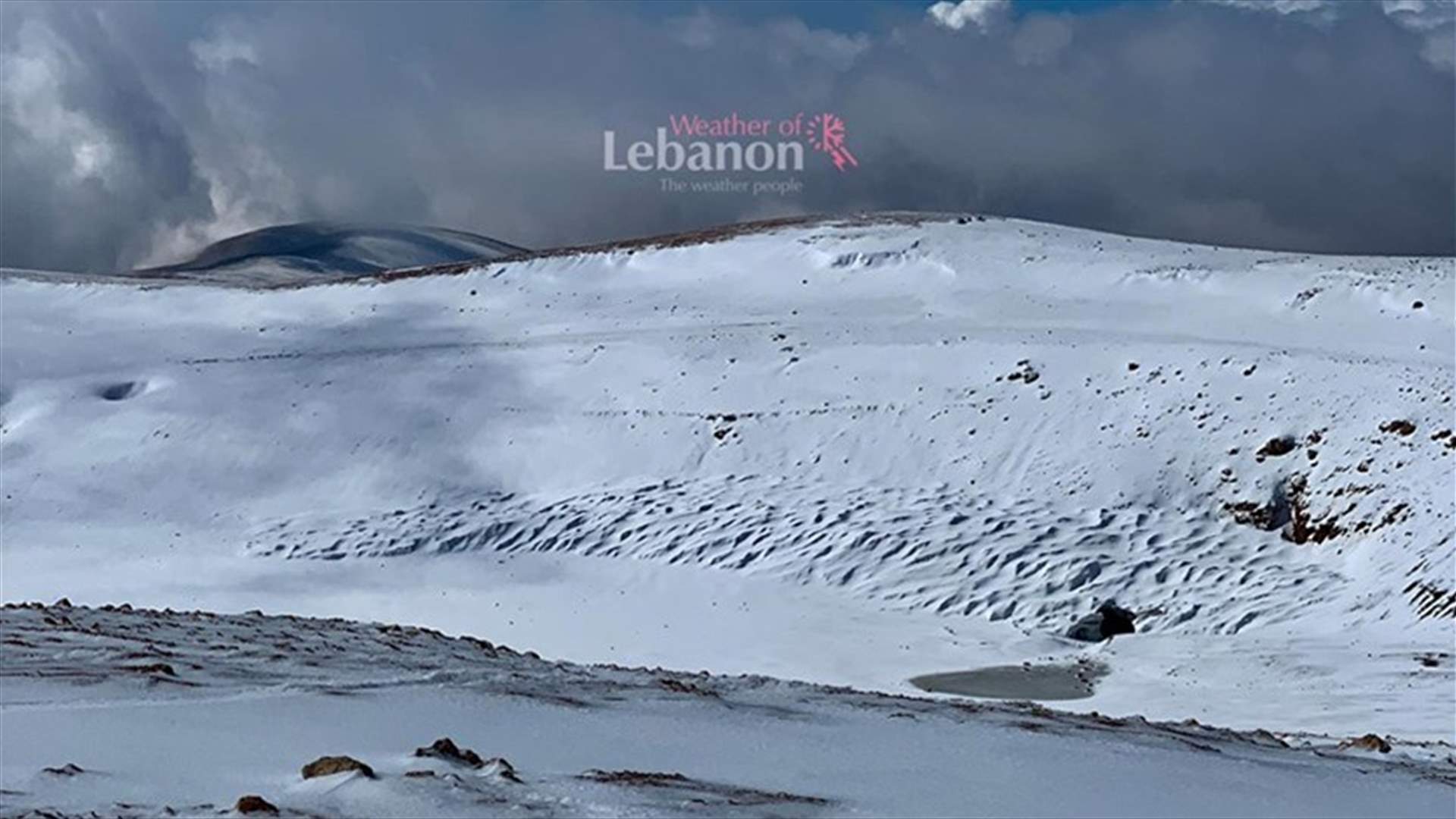 الصور الأولى لتساقط الثلوج في القرنة السوداء