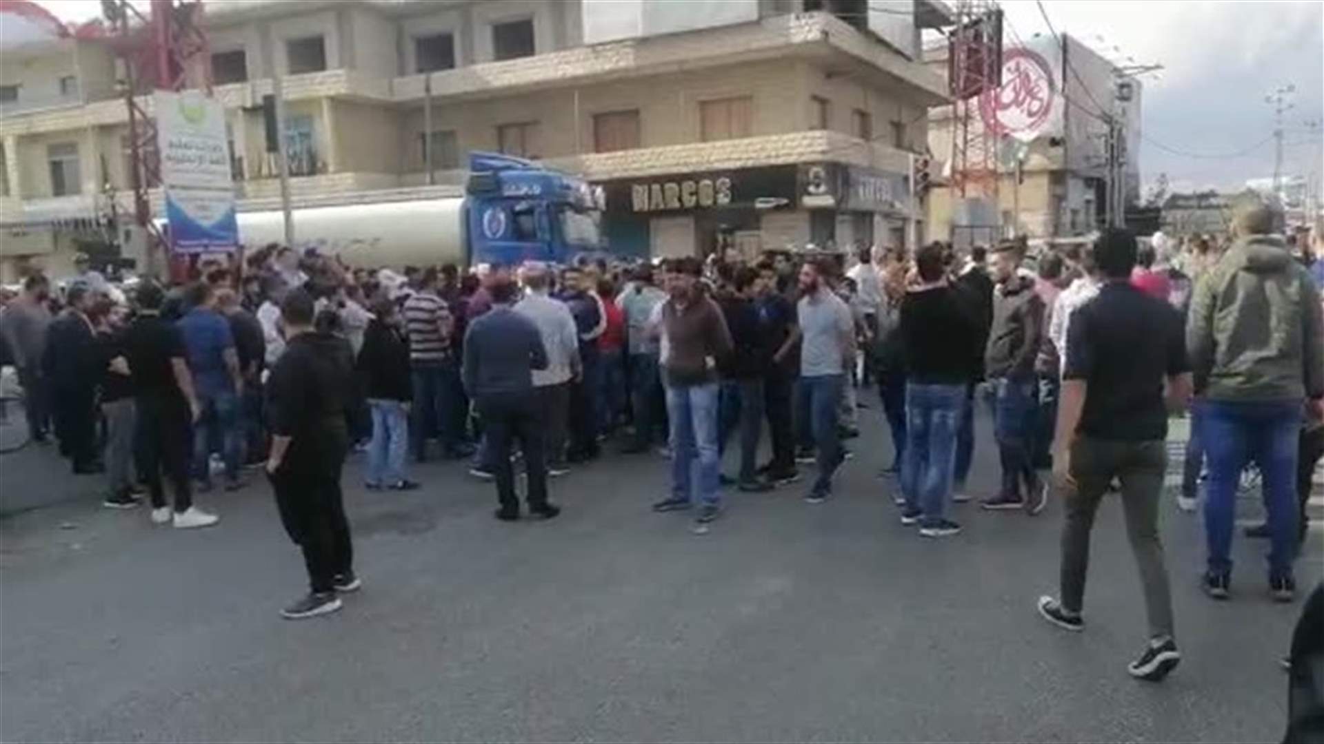 قطع الطريق عند تقاطع برالياس المرج (فيديو)