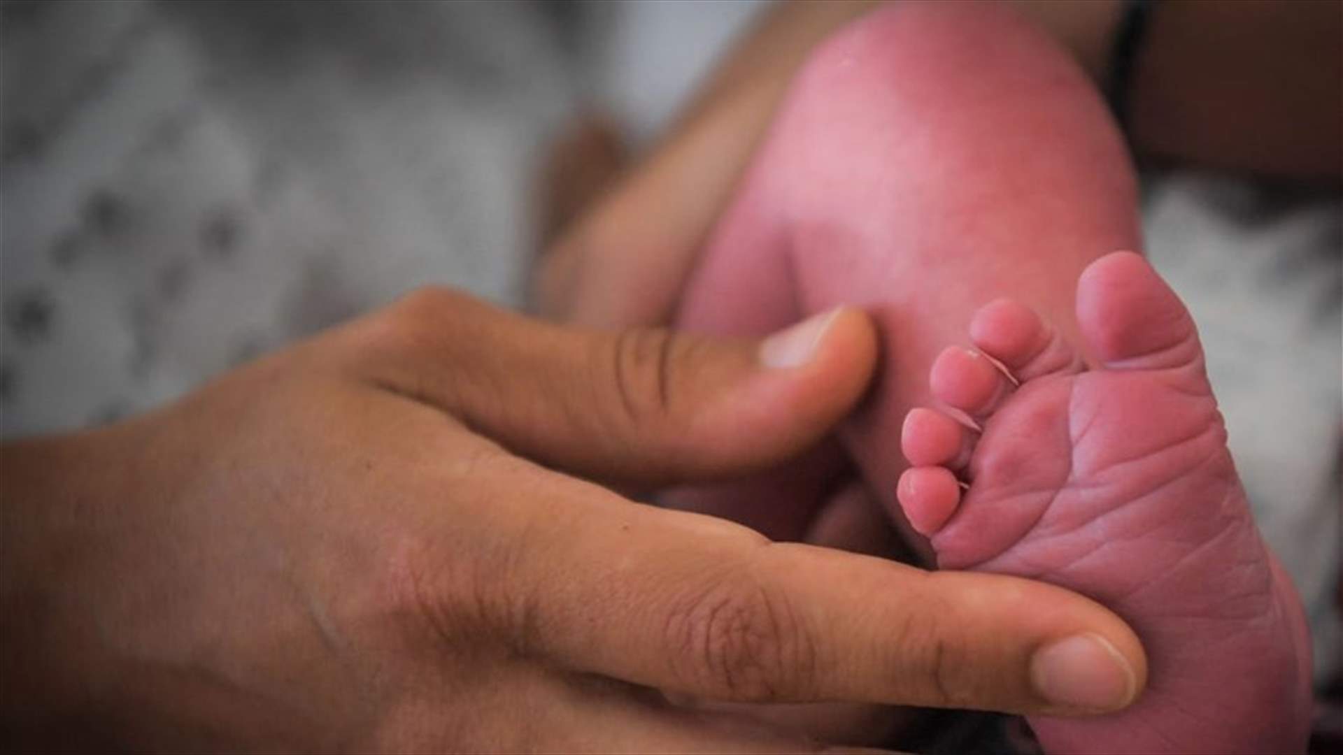 بعد 10 أسابيع على نزول ماء الرأس... سيدة تنجب الطفل &quot;المعجزة&quot;! (صور)