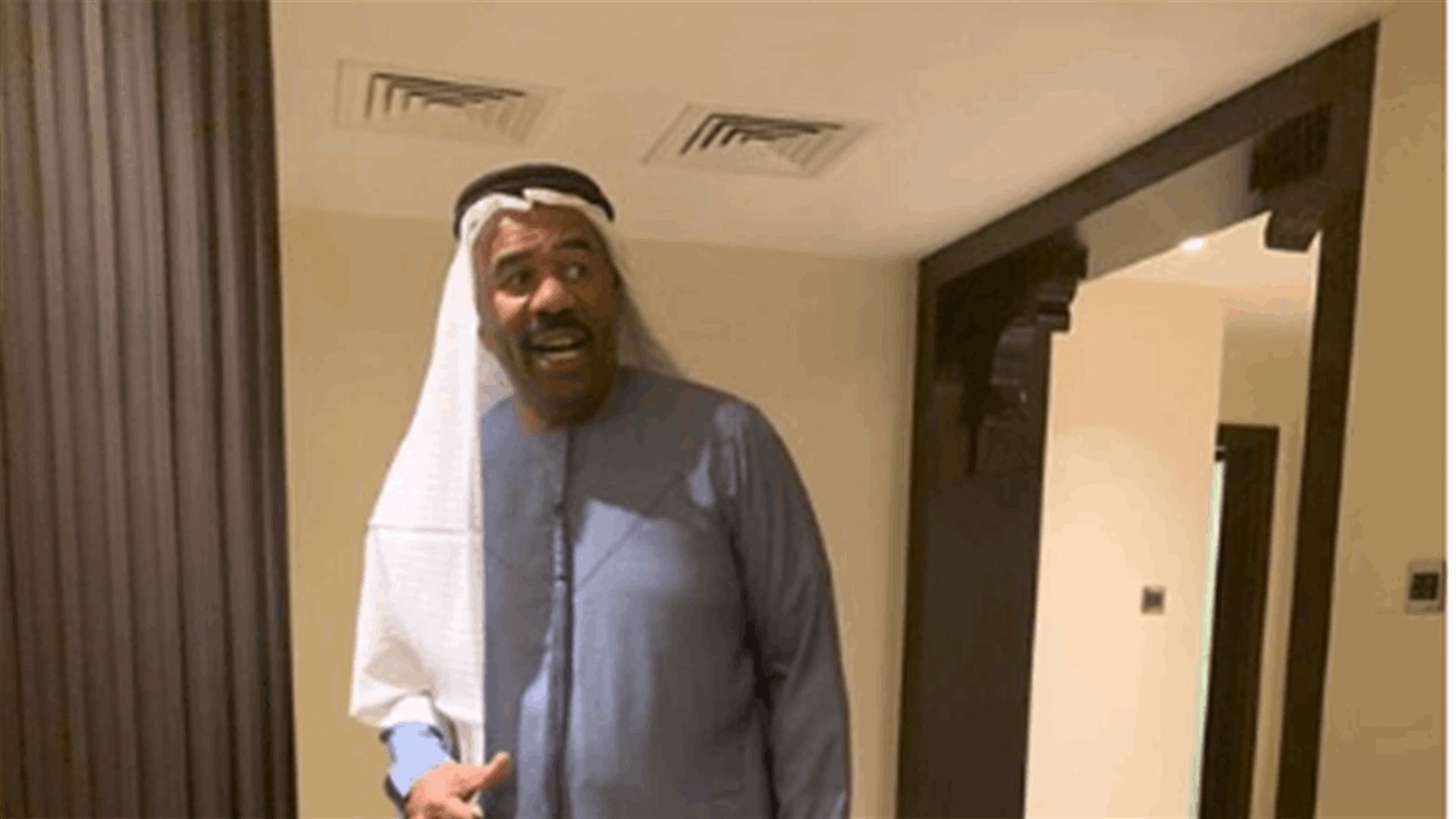 &quot;مرحباً بالساع أبو هارفي&quot;... ستيف هارفي يظهر بالزي الإماراتي التقليدي
