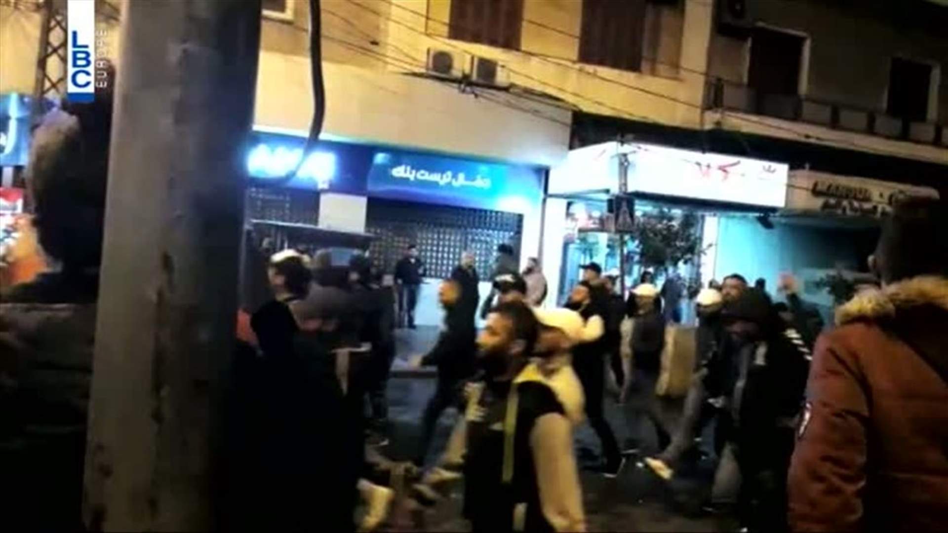 شبان يطلقون هتافات نابية بحق السيد نصرالله في طرابلس...