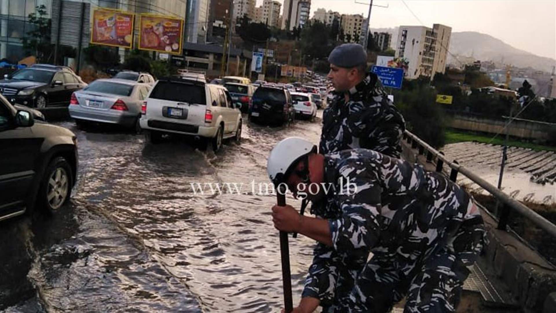 مع هطول الامطار... تجمع المياه يتسبّب بزحمة سير في أكثر من منطقة