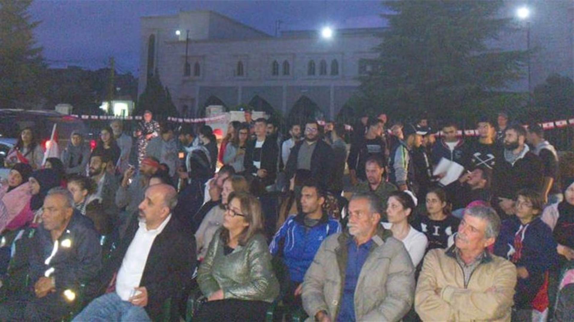 تجمّع احتجاجي أمام سرايا الهرمل (صورة)