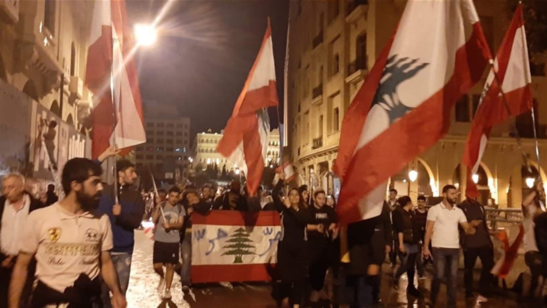 متظاهرون من رياض الصلح إلى مصرف لبنان (صورة)