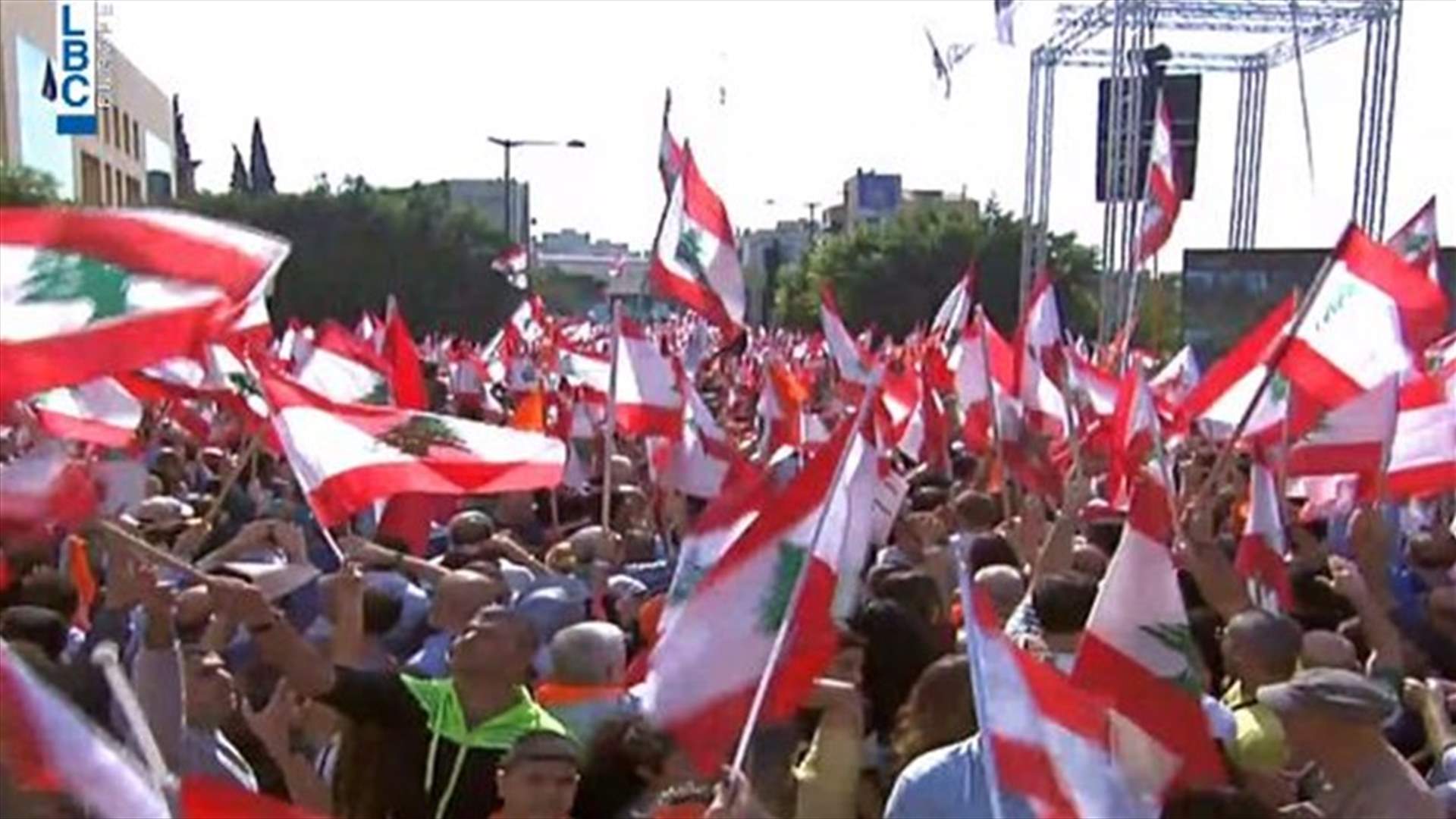 صور وفيديو للتحرك الداعم للرئيس عون على طريق القصر الجمهوري...