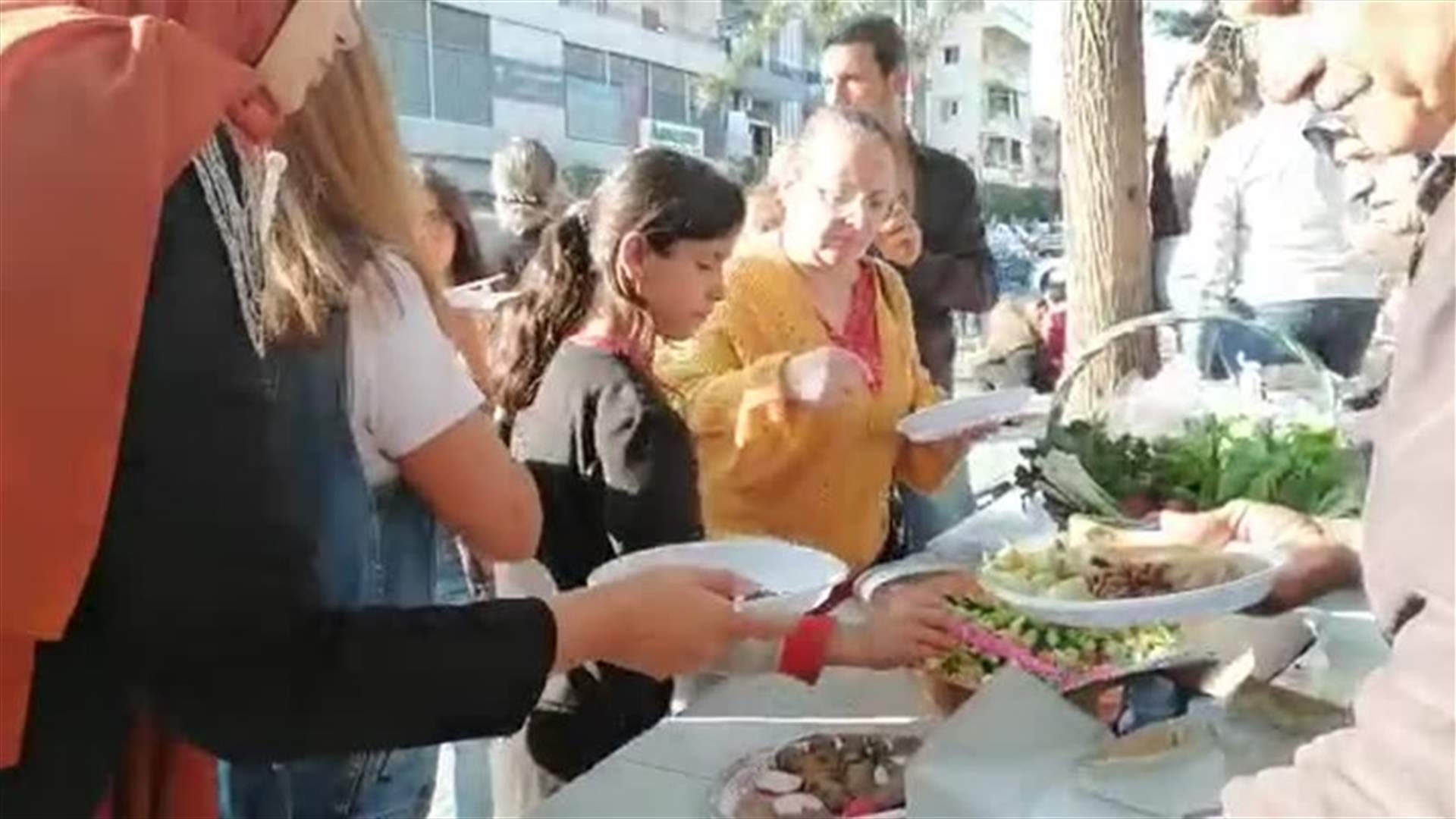غداء قروي يجمع متظاهري النبطية (فيديو)