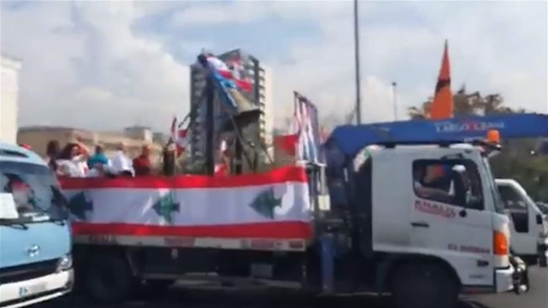 جرس استُقدم من داريا الى تظاهرة بعبدا... تشنجات في البلدة والسلطة الكنسية رفضت!