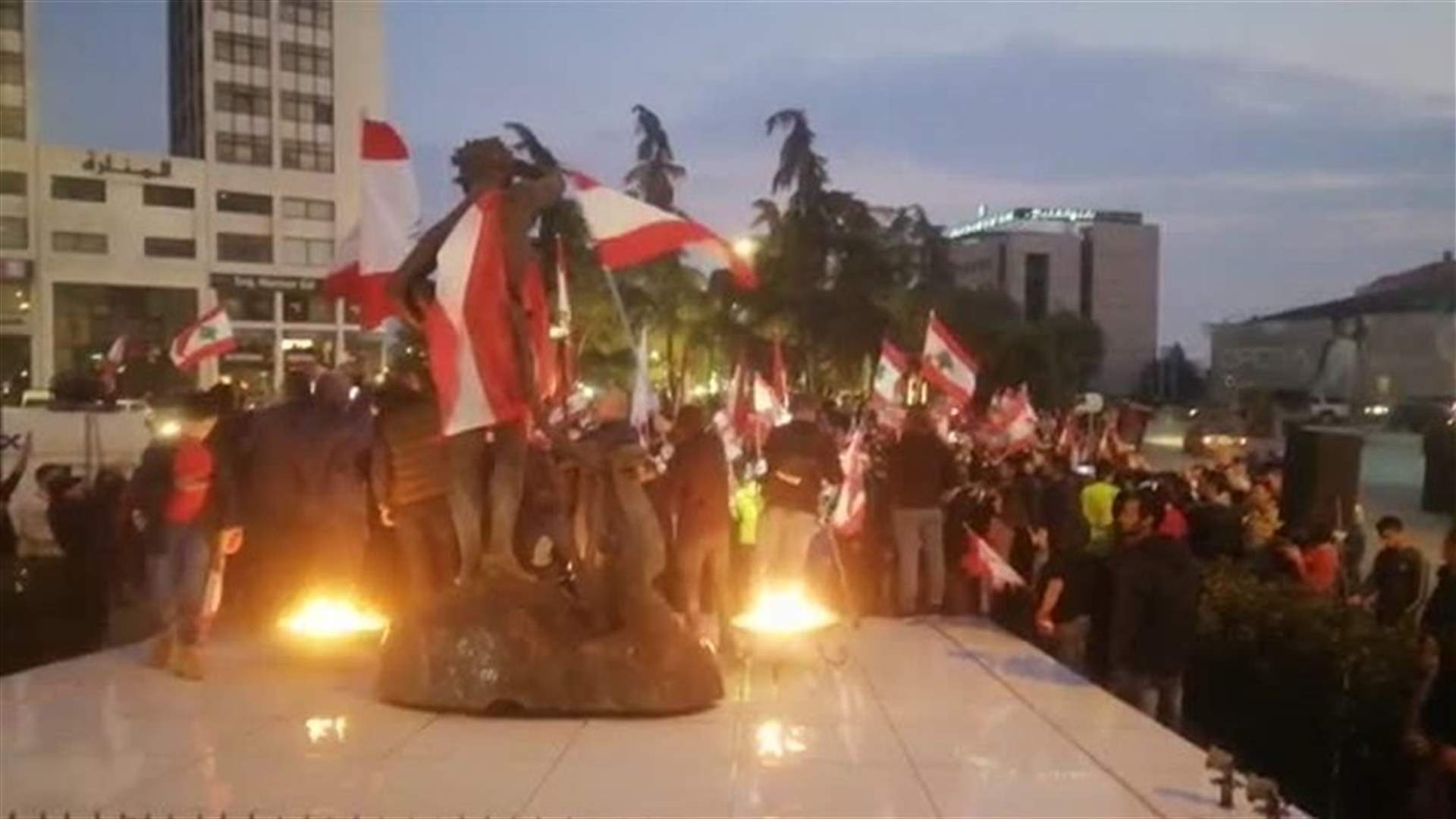 Citizens in Zahle stage protest, raise Lebanese flags (Videos)