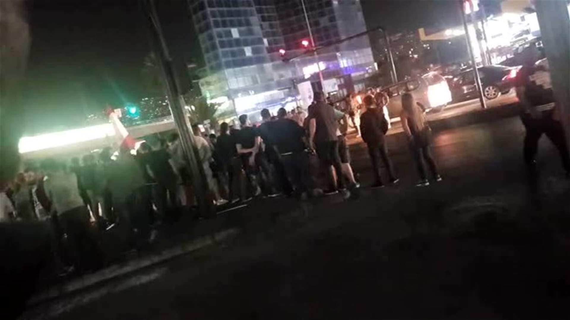 قطع الطريق عند تقاطع الشفروليه وسط انتشار كثيف للجيش (فيديو)