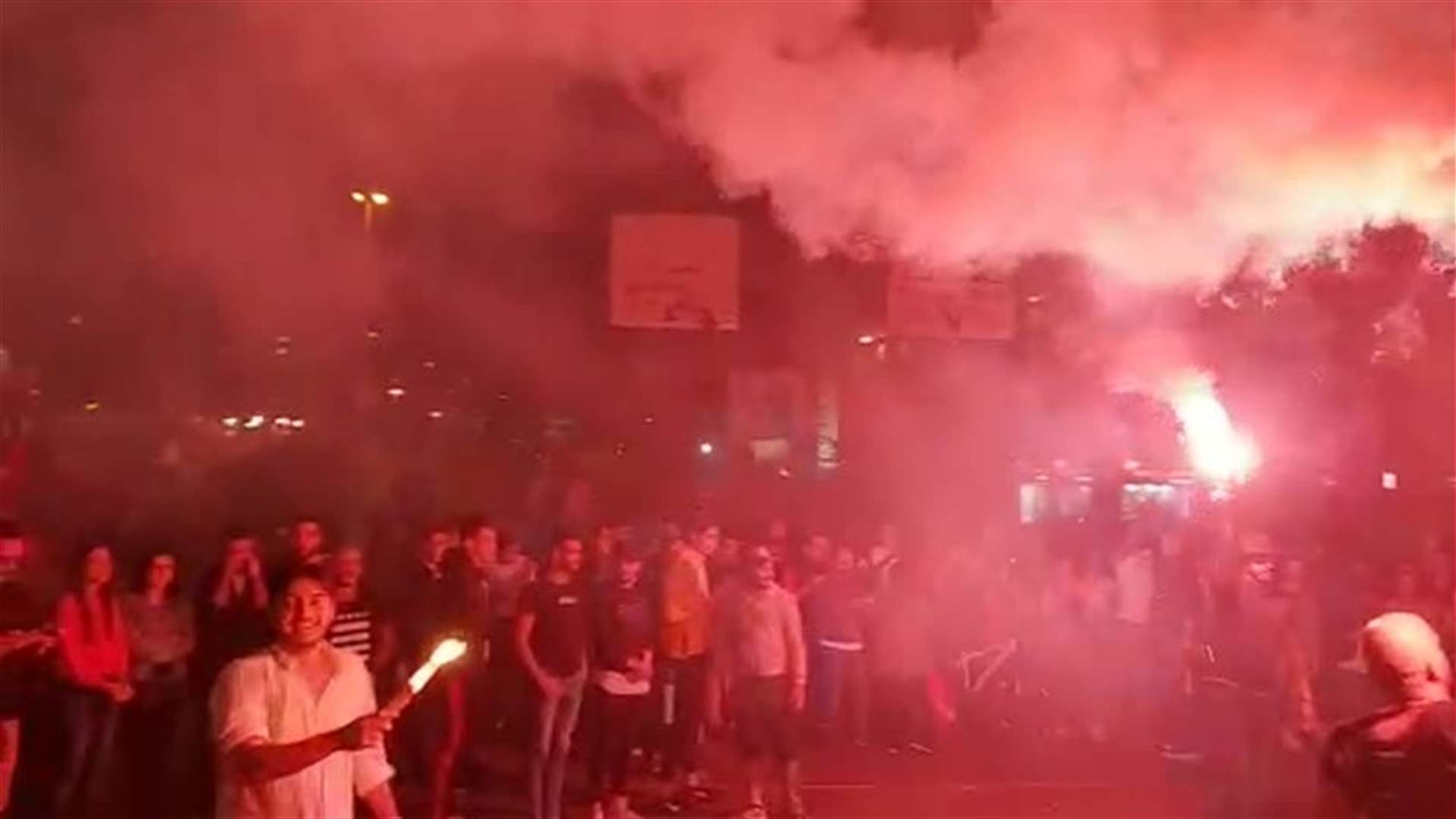 المتظاهرون قطعوا مسرباً واحداً عند جسر الرينغ... وهتافات مطالبة بالتغيير (فيديو)