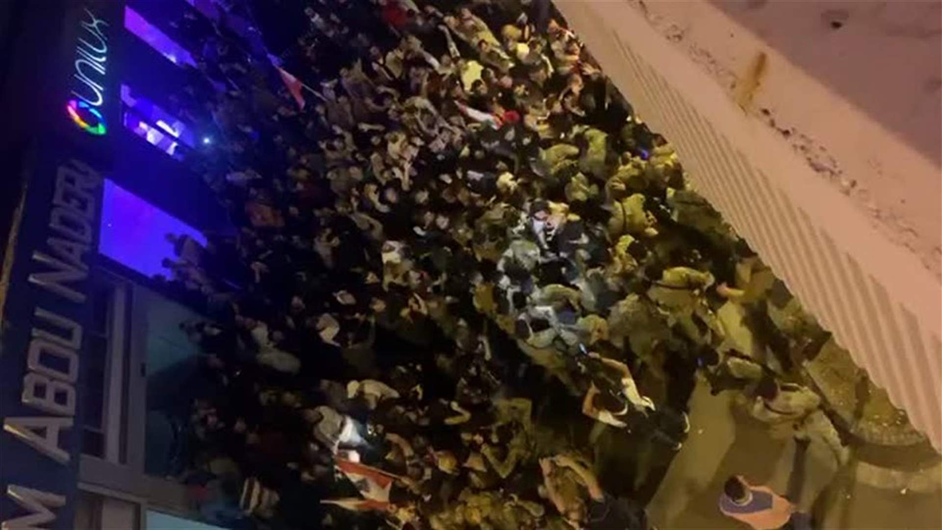لحظة محاولة عناصر الجيش منع المتظاهرين من الوصول الى أوتوستراد جل الديب (فيديو)