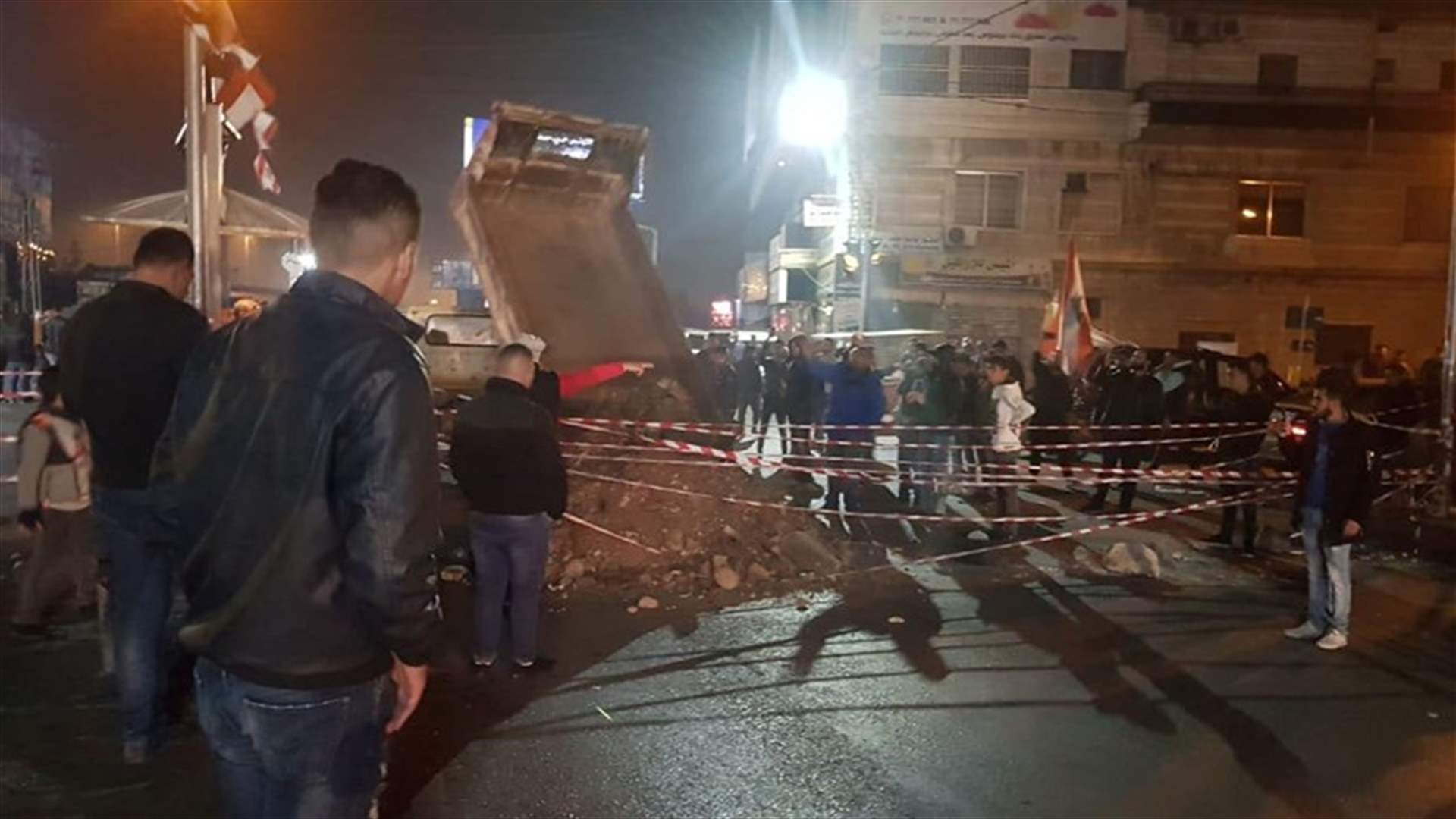 قطع مفرق برالياس المرج بالكامل بسواتر ترابية (صور)
