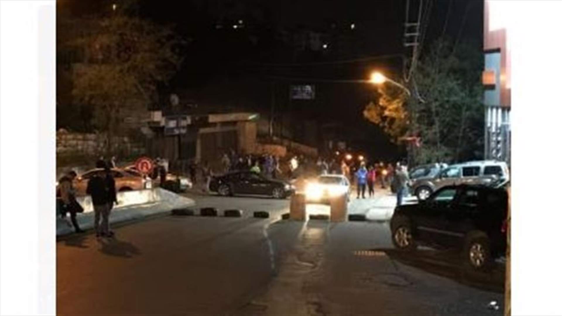 قطع طريق عام مزرعة يشوع بالاتجاهين (فيديو)