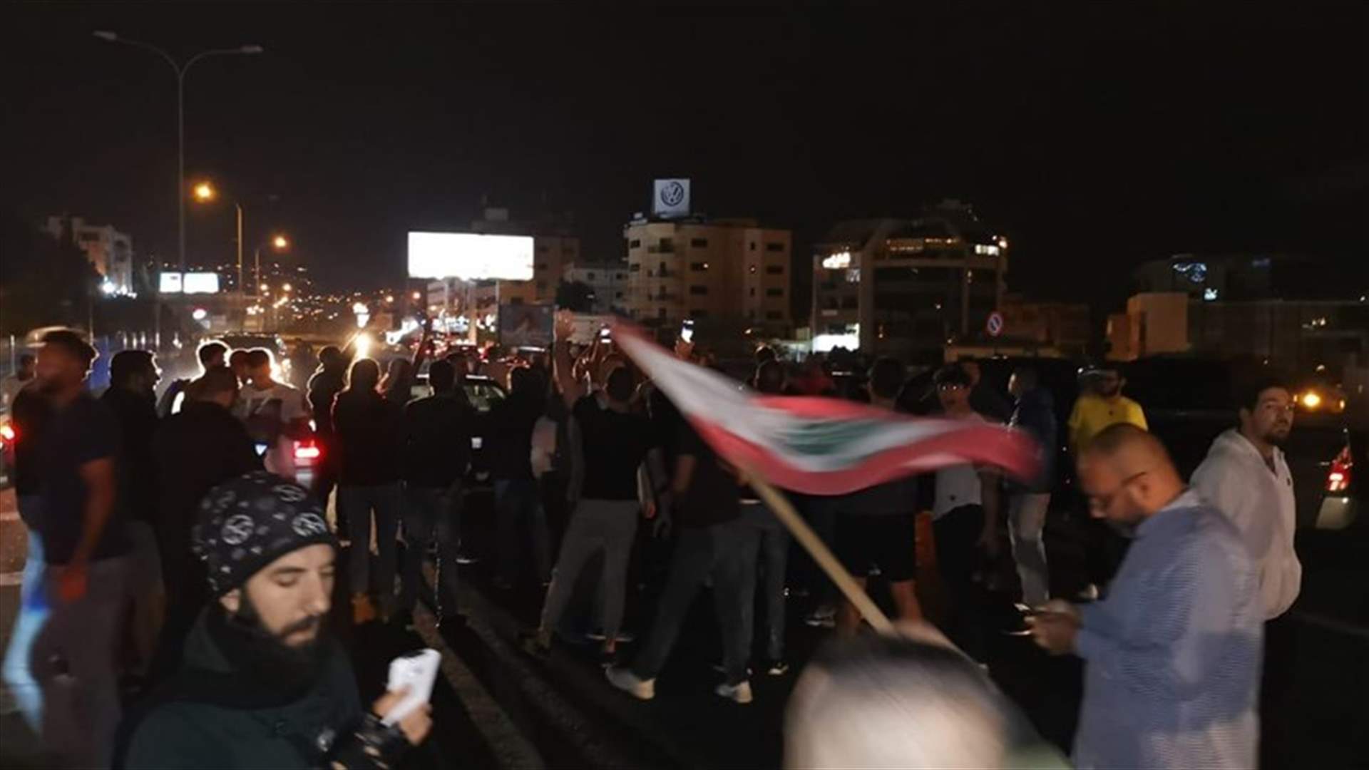 قطع المسلك الغربي لأوتوستراد جبيل (فيديو)