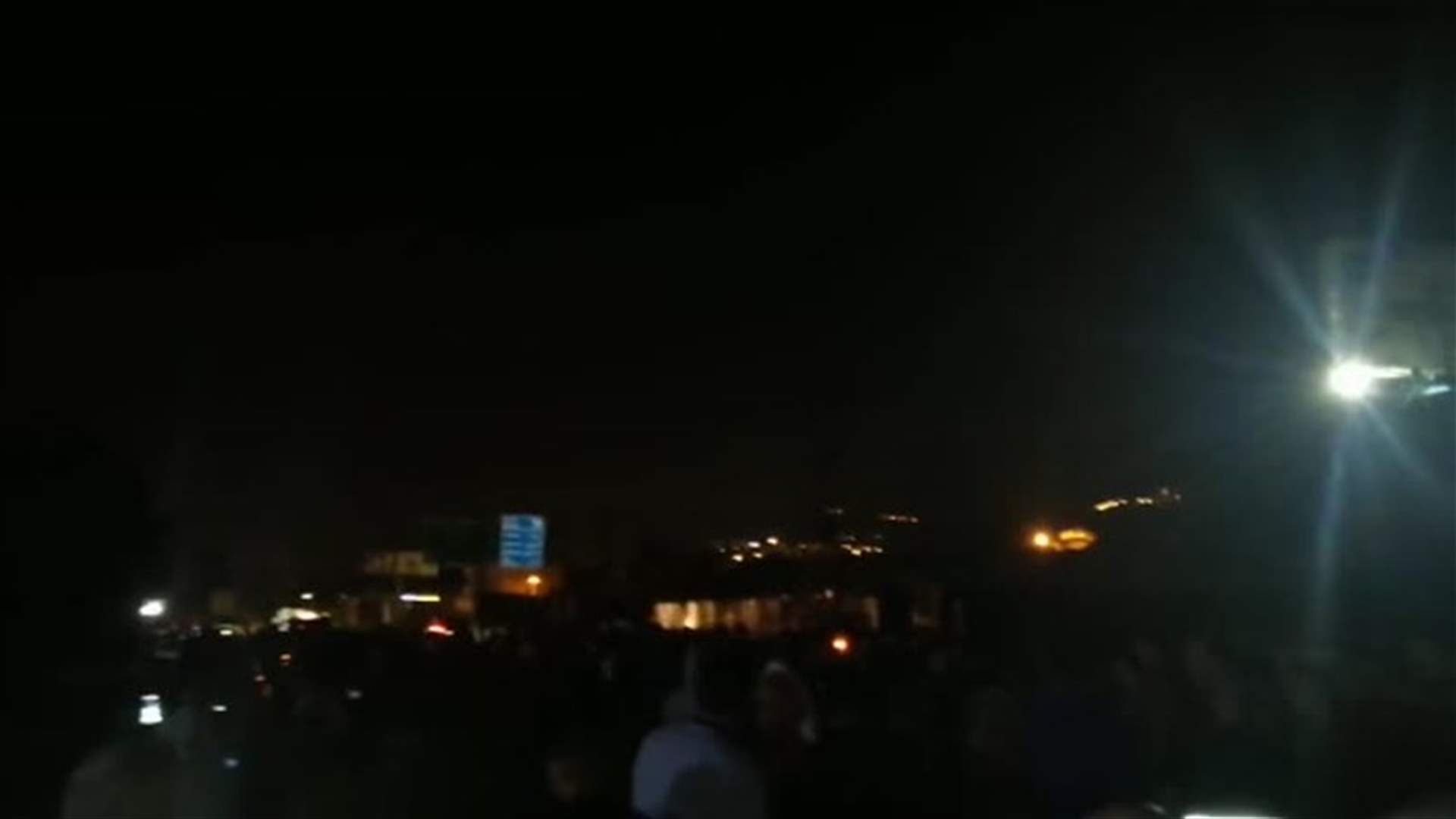 قطع السير على اوتوستراد شكا قرب محطة فنيانوس (فيديو)