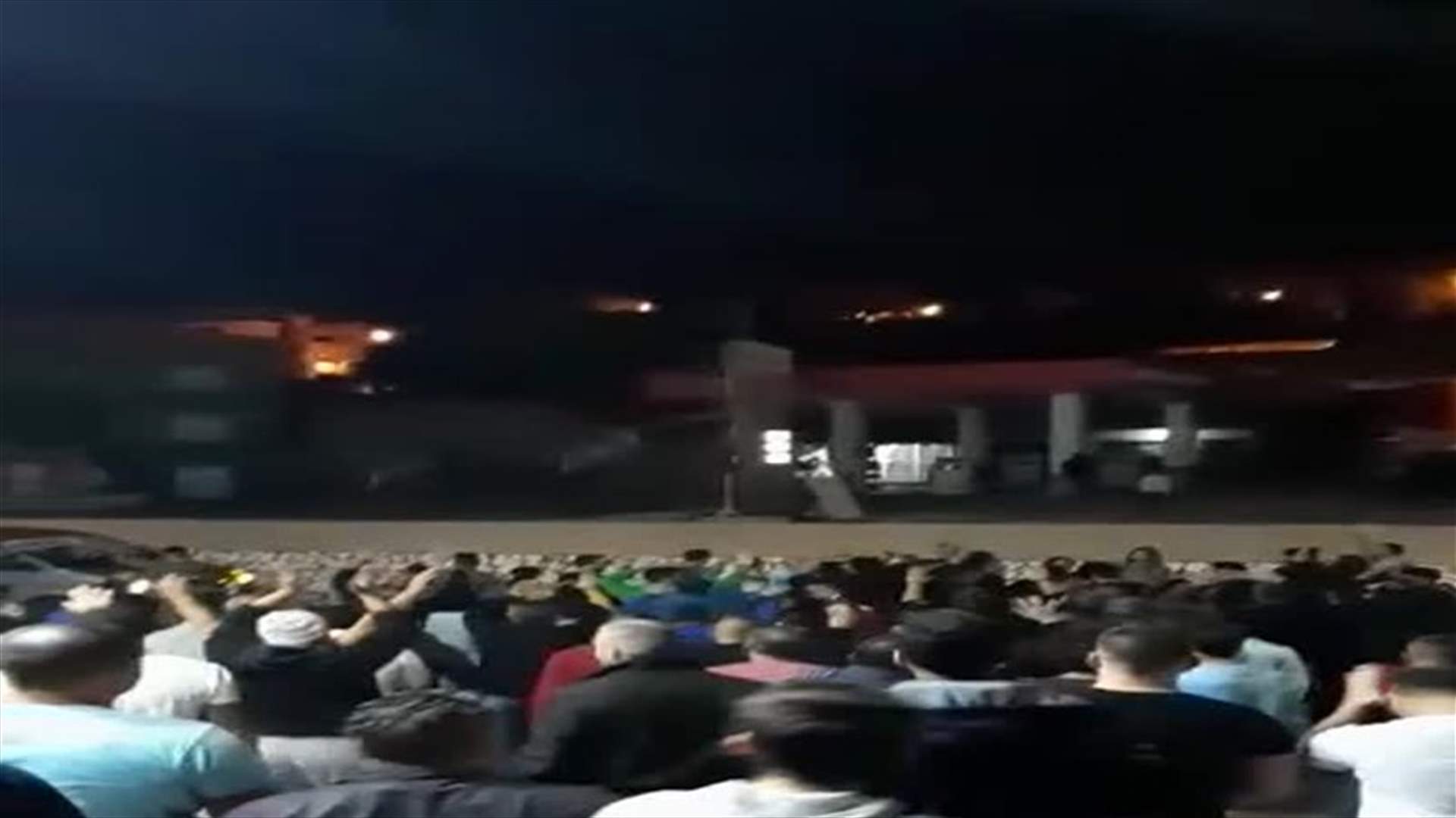 محتجون يقطعون أوتوستراد كفرعبيدا (فيديو)