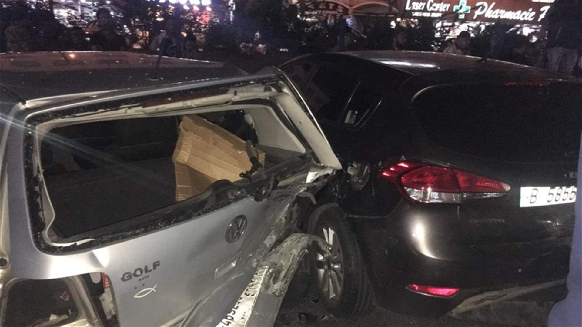 في جبيل... سيارة تصطدم بعدد من السيارات التي قطع بها المحتجون الطريق (صور)
