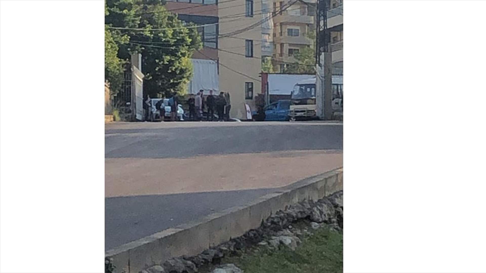 شبان يمنعون الأهالي وحافلات الطلاب من دخول مدرسة سيدة اللويزة (صوَر)