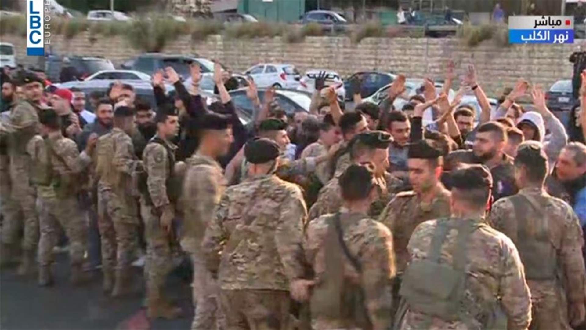 قوة من الجيش تفتح مسربا على المسلك الغربي لاوتوستراد نهر الكلب (فيديو)