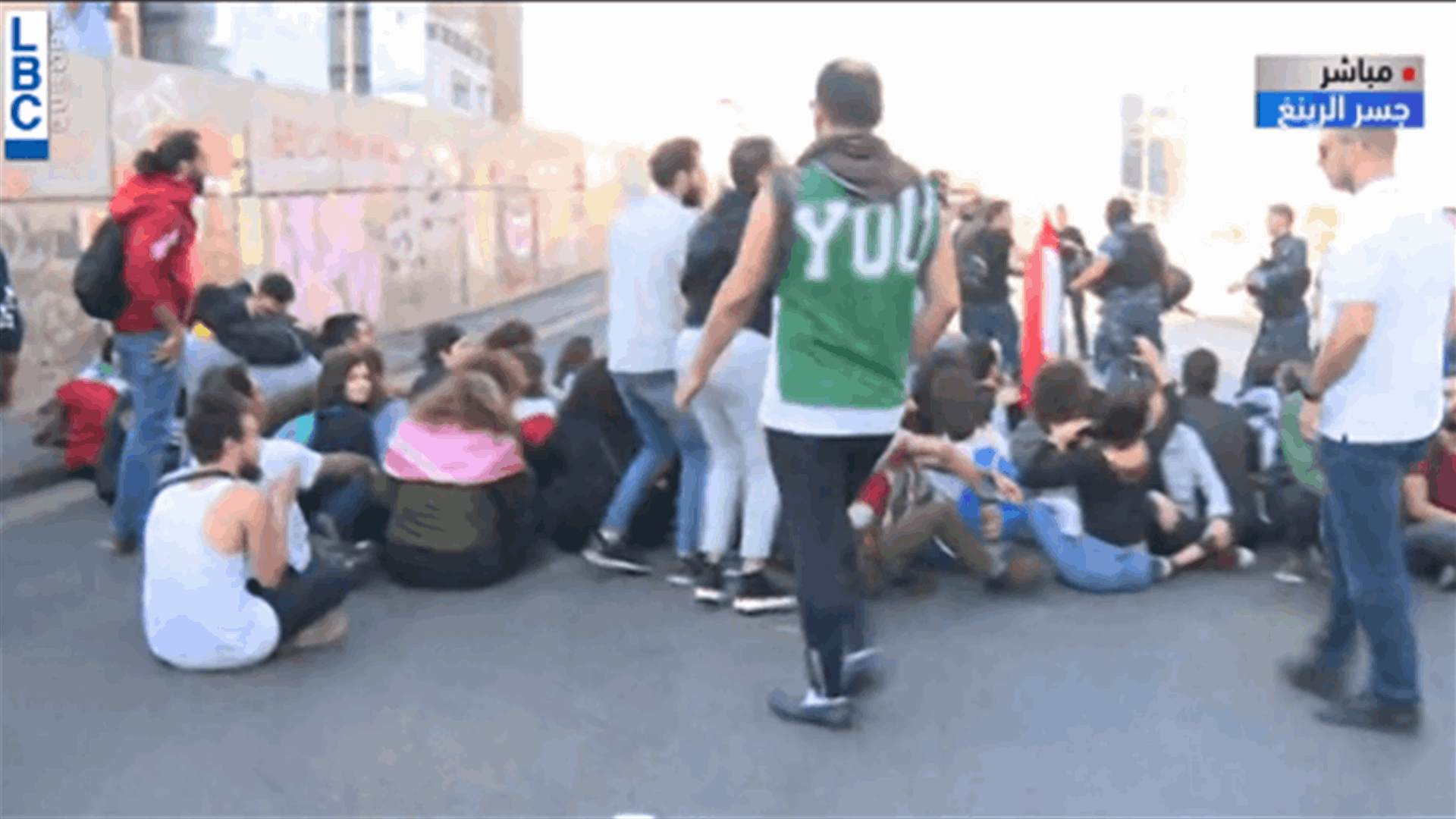 اعادة قطع الطريق عند جسر الرينغ والمتظاهرون يفترشون الارض (فيديو)