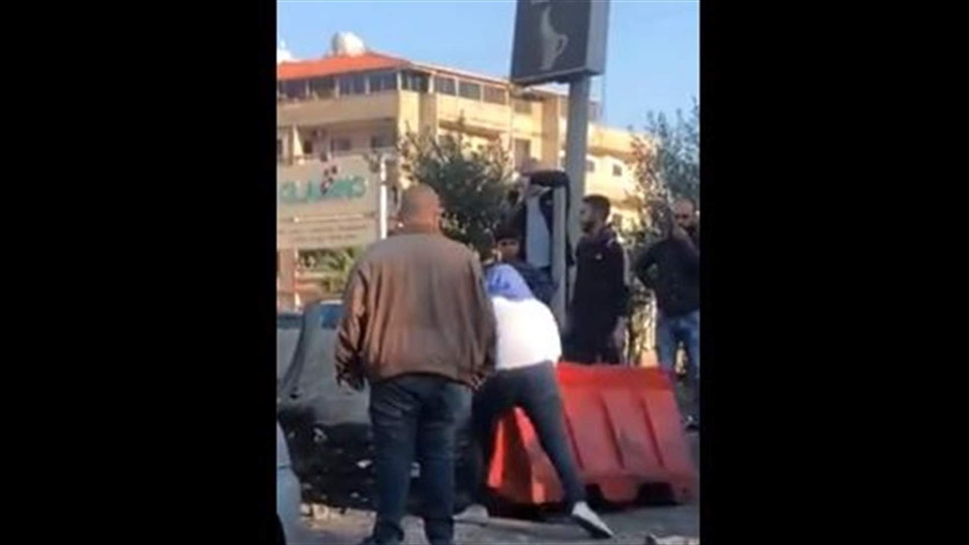 تلاسن بين سيدة ومتظاهرين يقطعون الطريق في خلدة: أمي في المستشفى (فيديو)