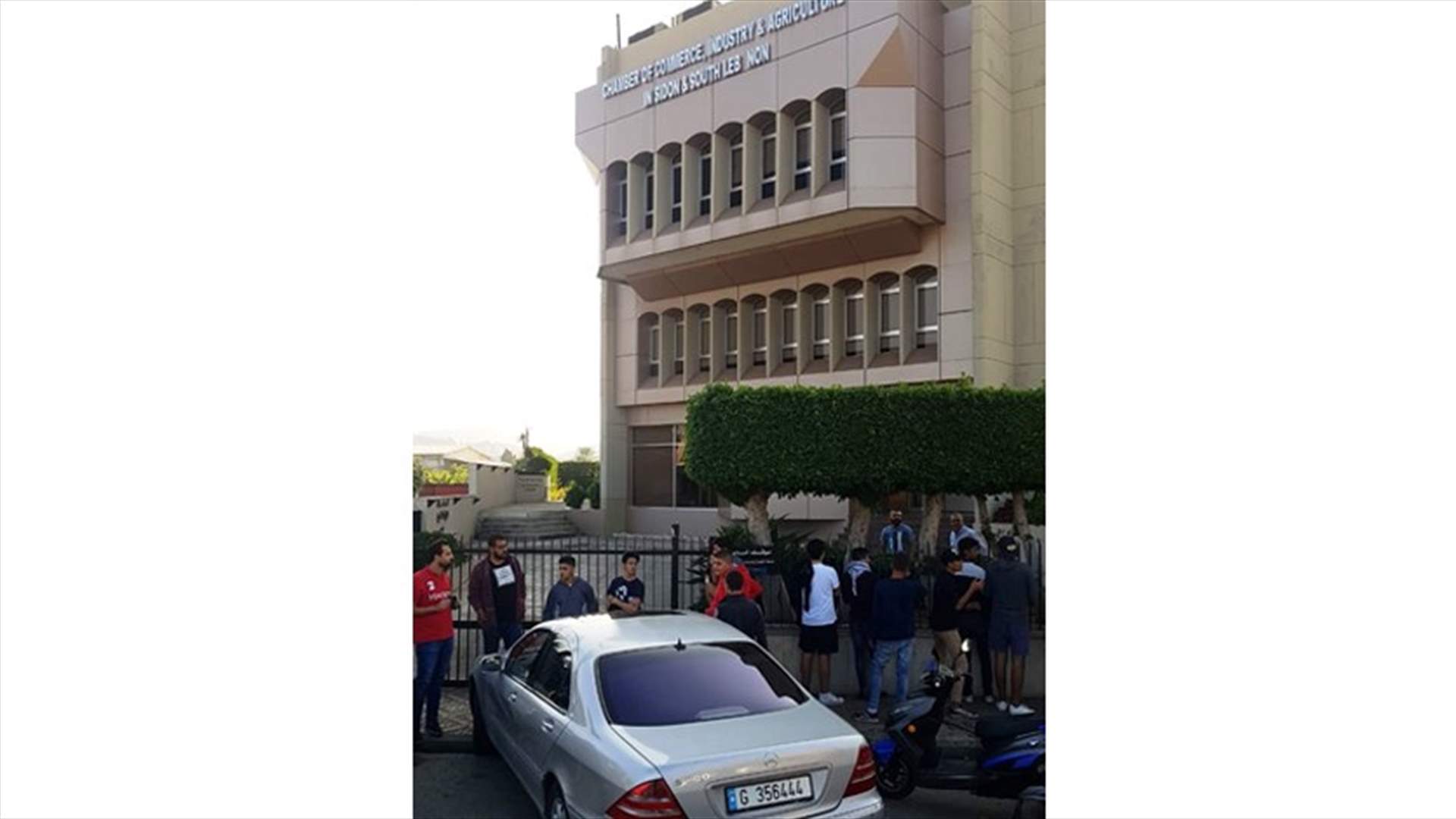 المحتجون في صيدا منعوا الموظفين من الدخول الى المصارف