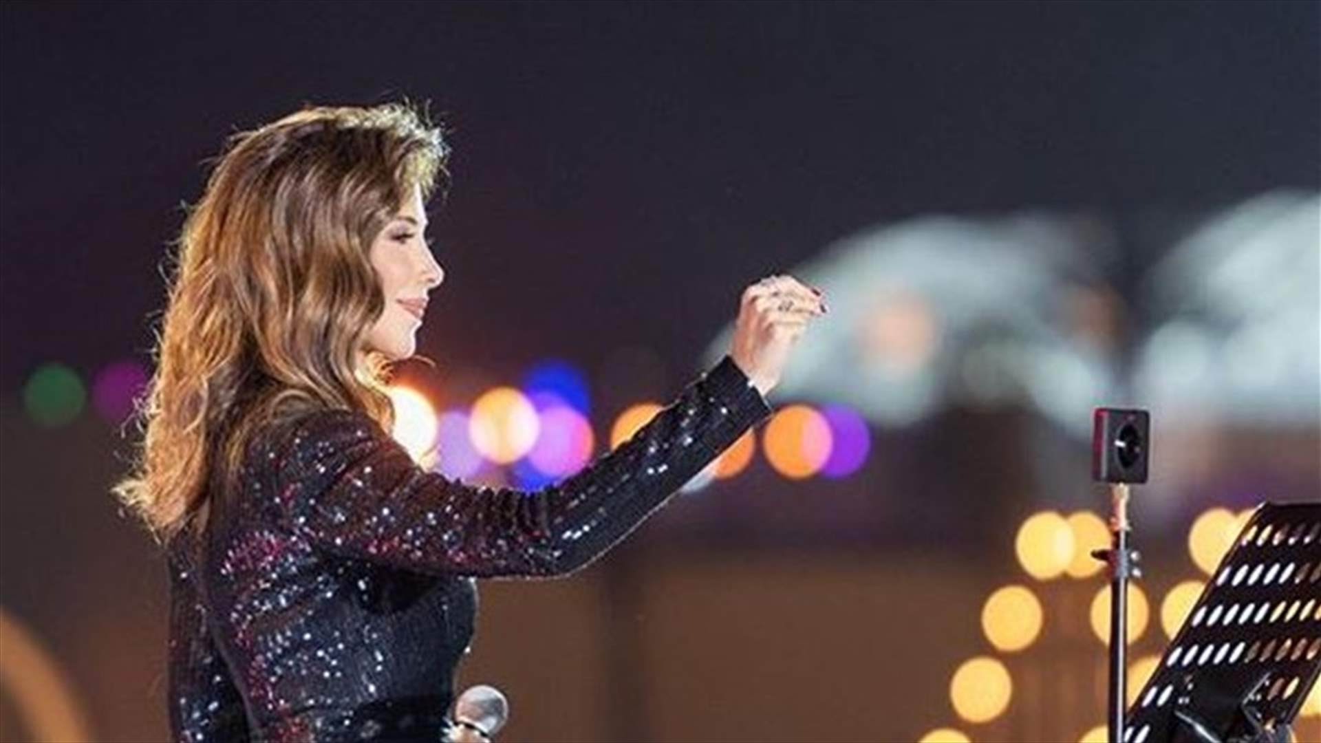 نانسي عجرم بإطلالة كلاسيكية باللون الأزرق في مصر! (صور)