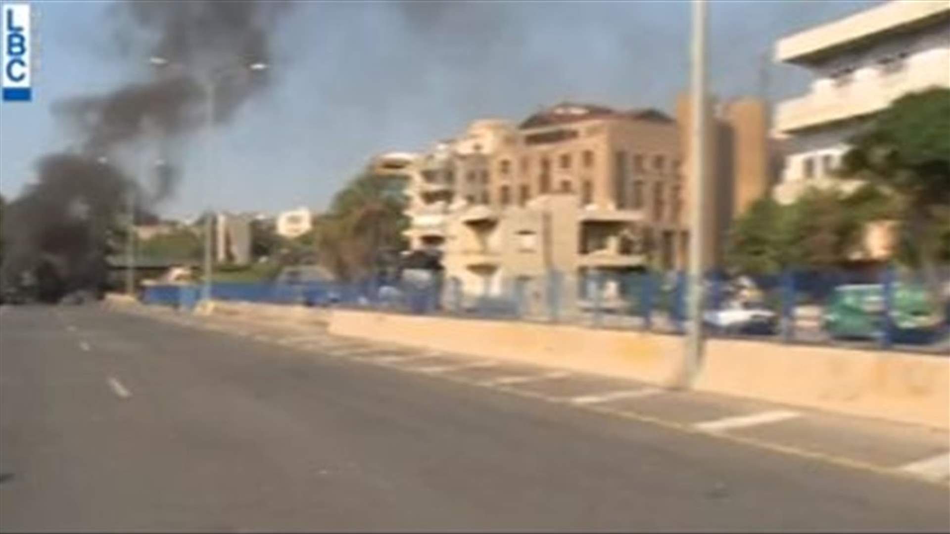 محتجون احرقوا الاطارات على أوتوستراد جبيل (فيديو)