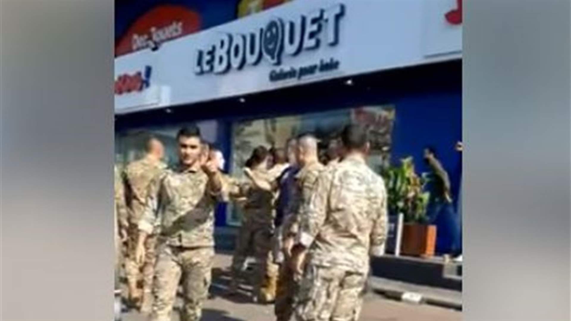 اشكال بين جنود ومتظاهرين في غزير(فيديو)