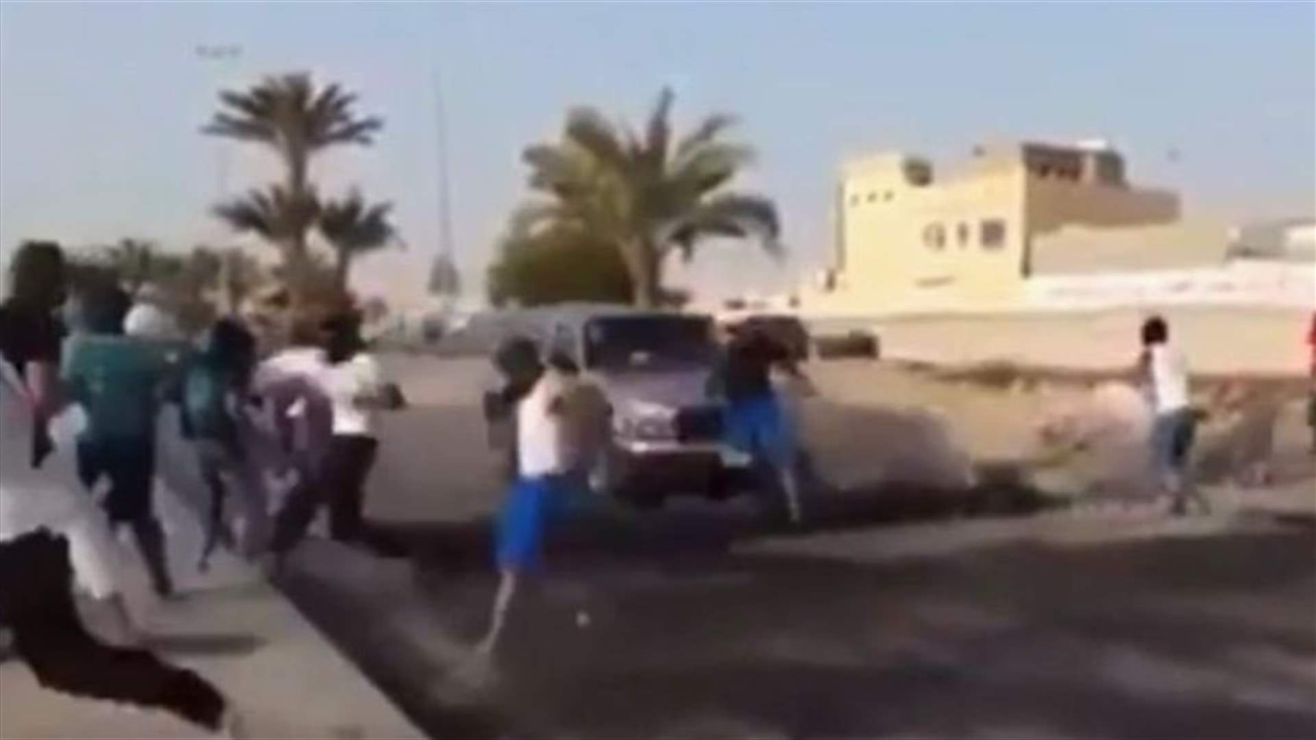 ما حقيقة الفيديو المتداول حول آلية تصدم متظاهرين؟