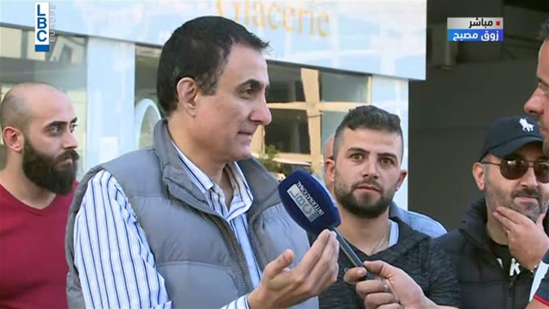 حوار بين إدمون ساسين ودكتور جامعي في زوق مصبح: "إذا ما زبطت الثورة رايحين على إيام سودا"