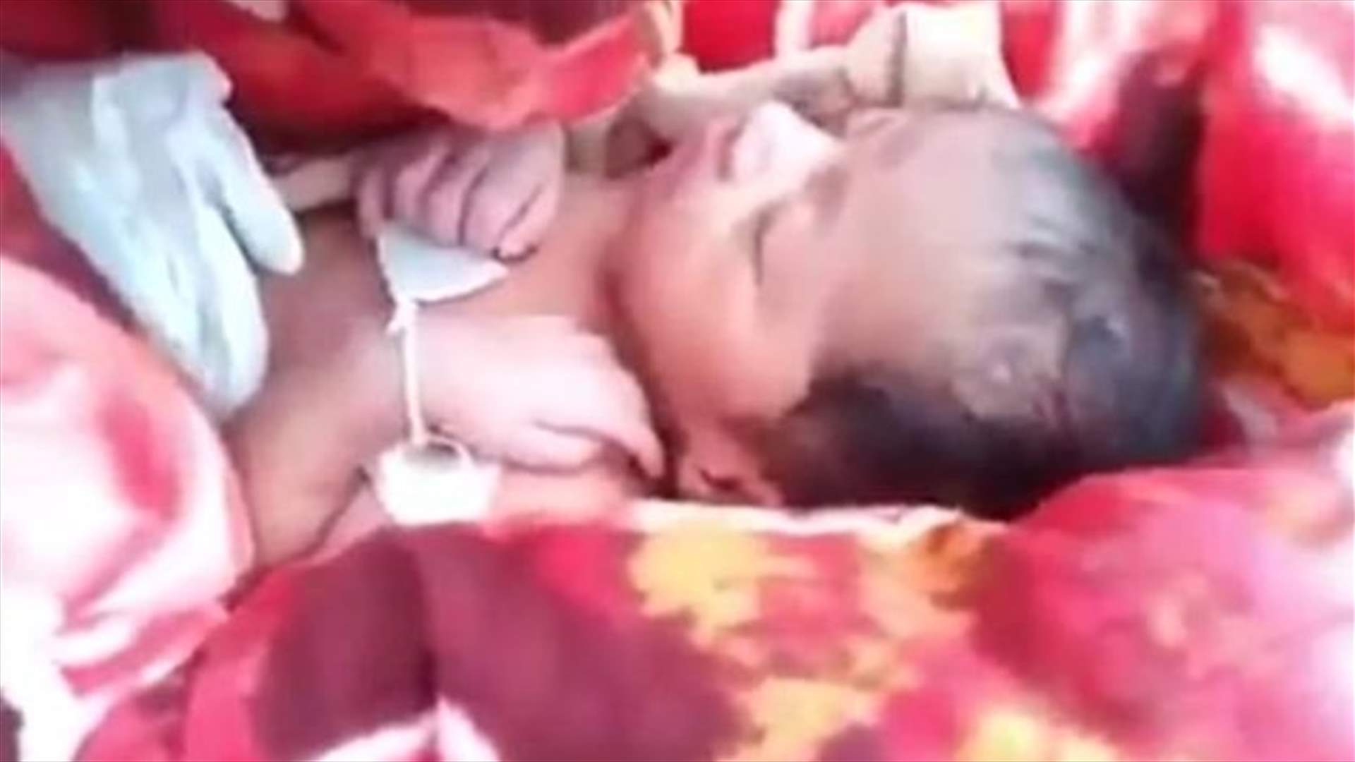 لحظة إنقاذ طفلة قبل دفنها على قيد الحياة من قبل عائلتها!