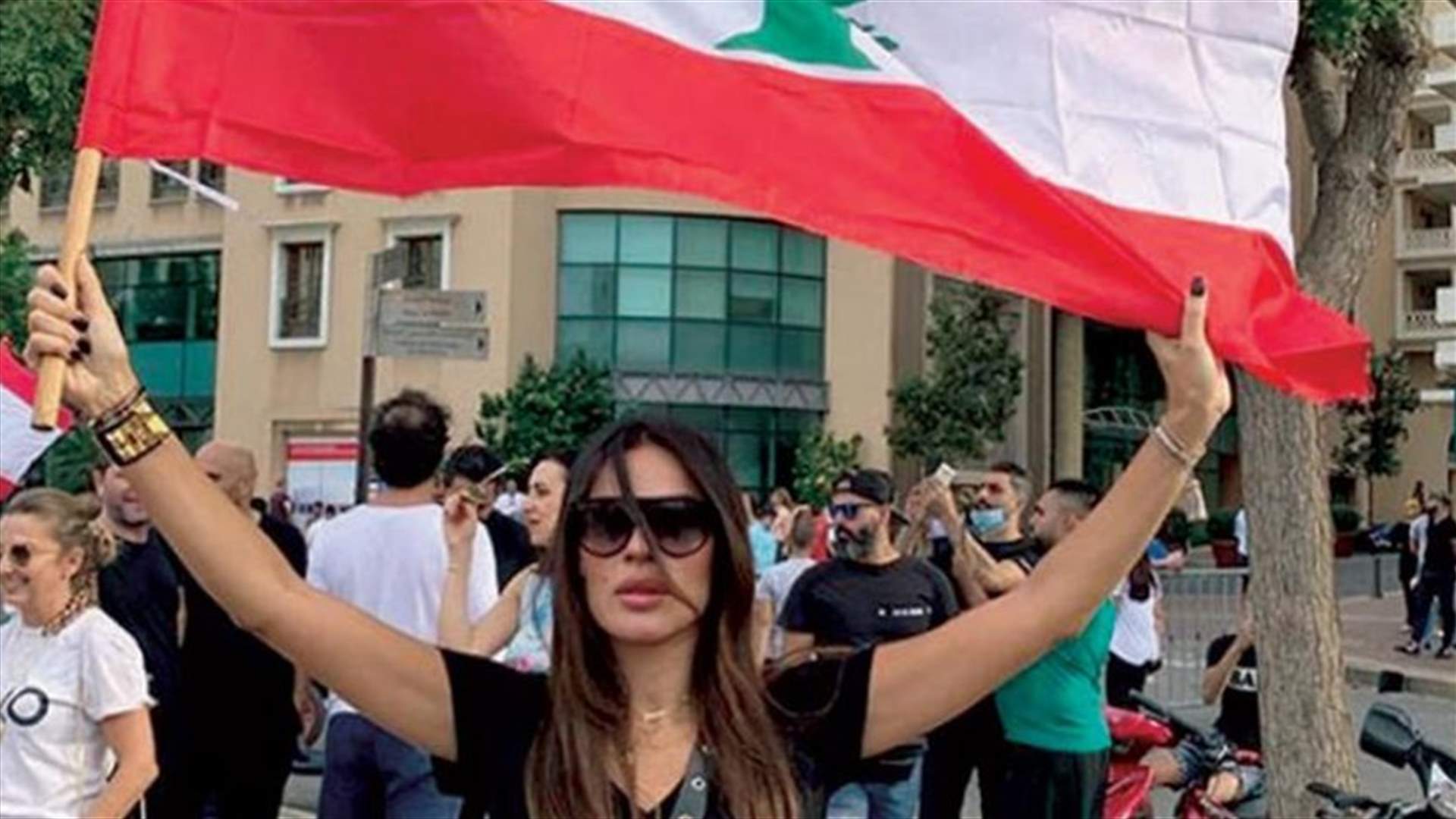 نادين نجيم تُغرّد: "لأول مرّة بحس أنه العلم اللبناني عم ينزف"