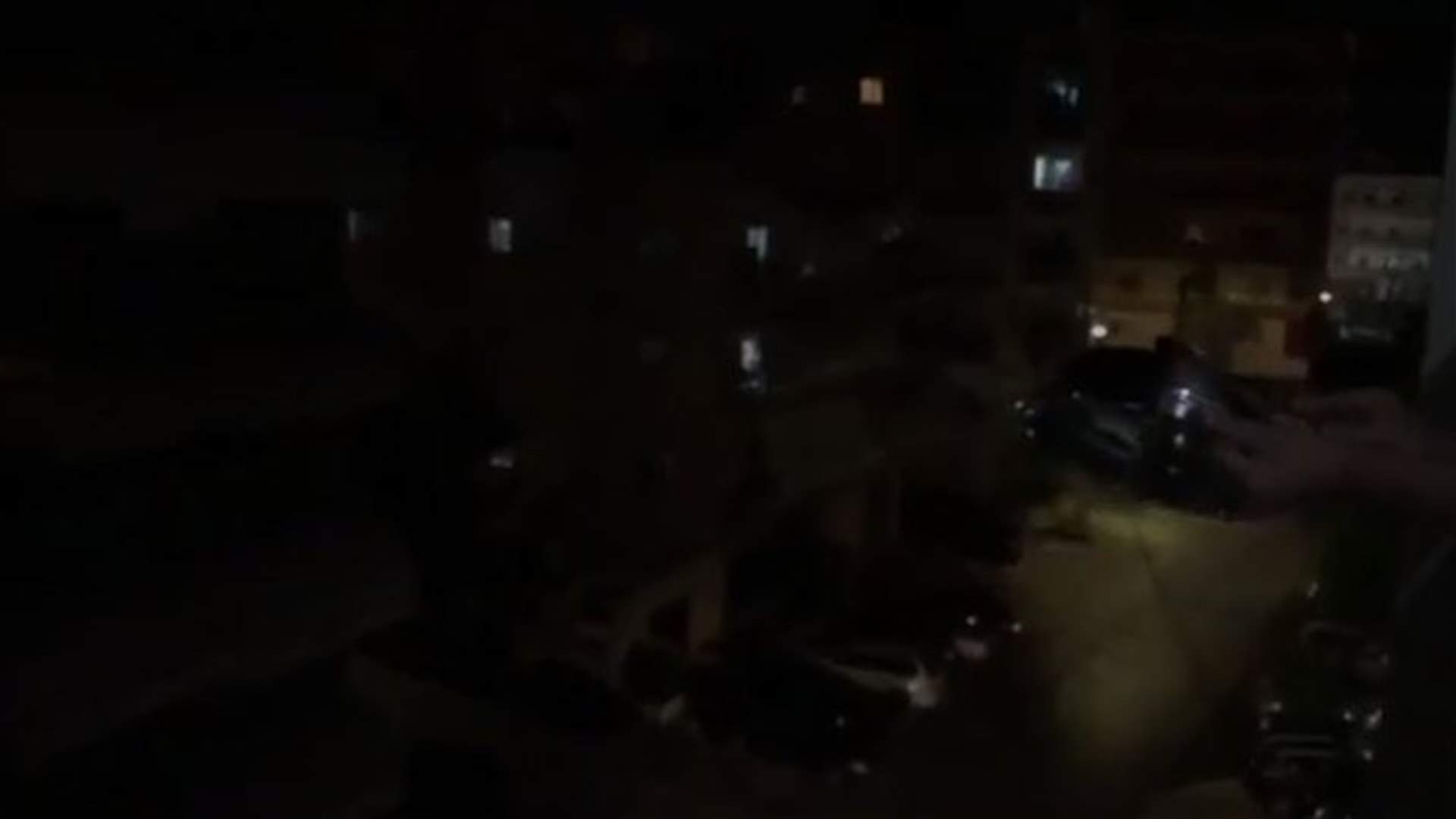 القرع على الطناجر من شرفات المنازل... اسلوب جديد للتعبير عن الحراك (فيديو)