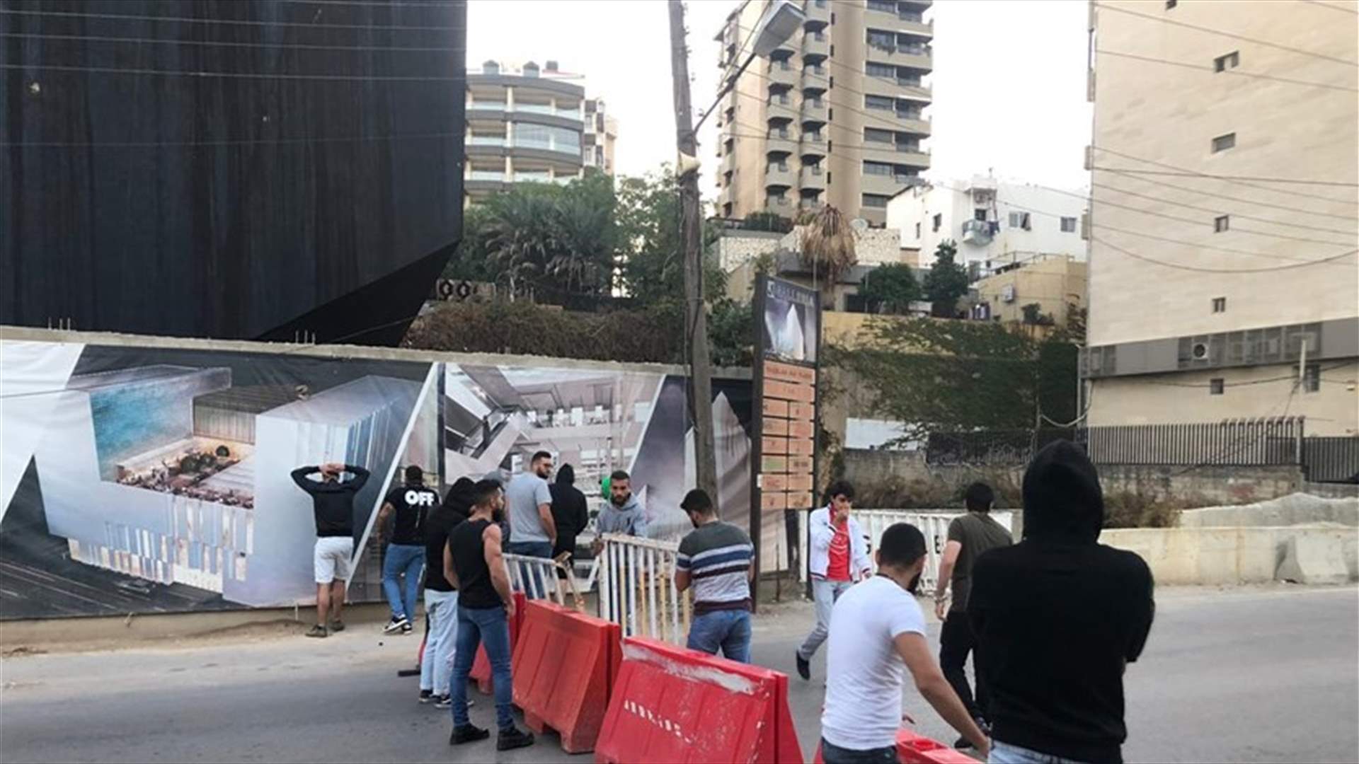 عدد من المتظاهرين قطع مدخل جامعة الكسليك (صور)