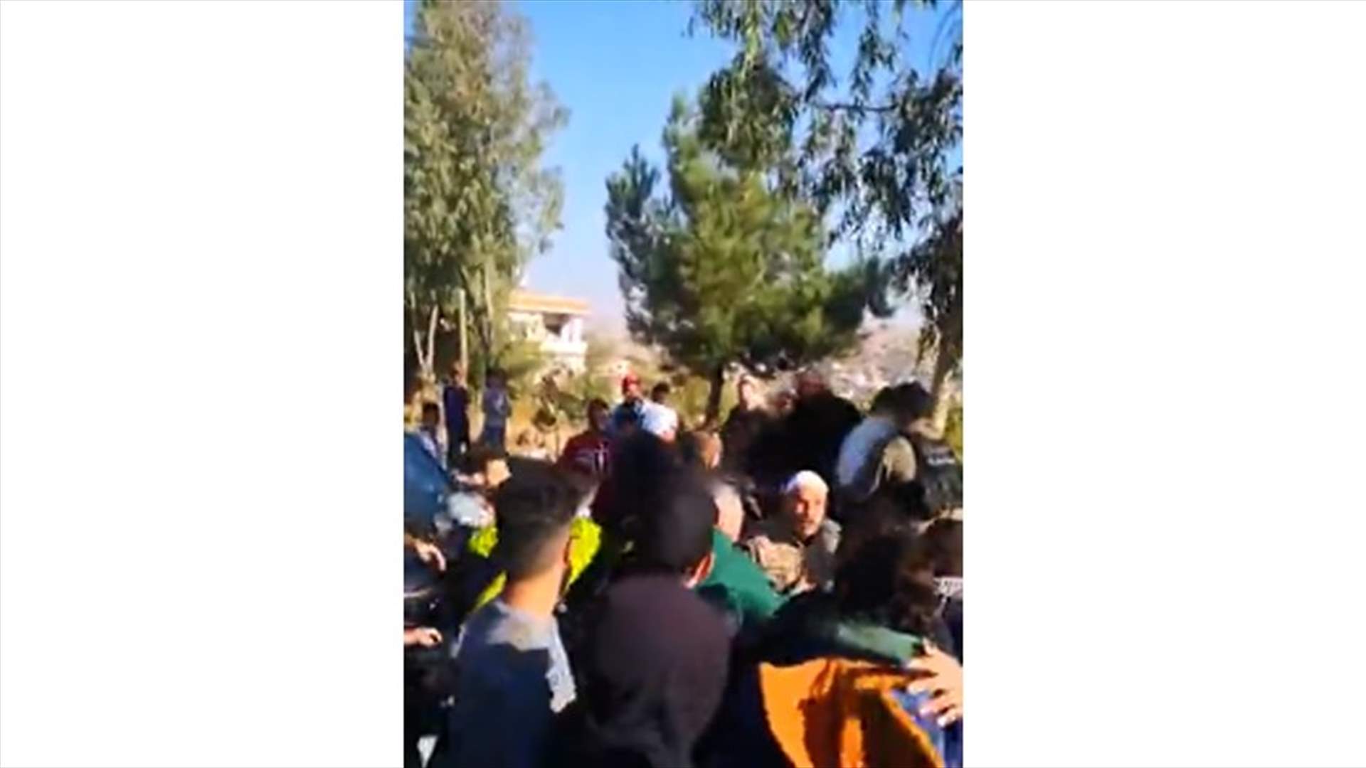 تقدّم بسيارته باتجاه المتظاهرين...هذا ما حصل في العقبة – راشيا (فيديو)