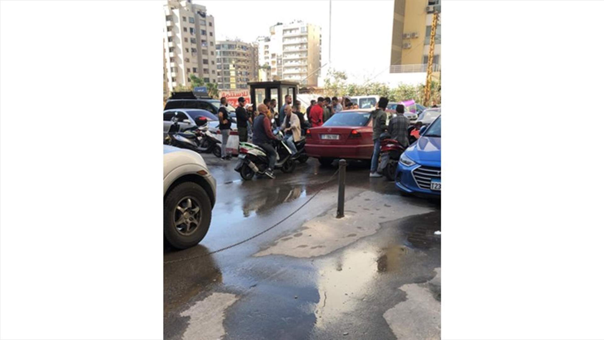 مسيرات في طرابلس واقفال مصلحة مياه لبنان الشمالي