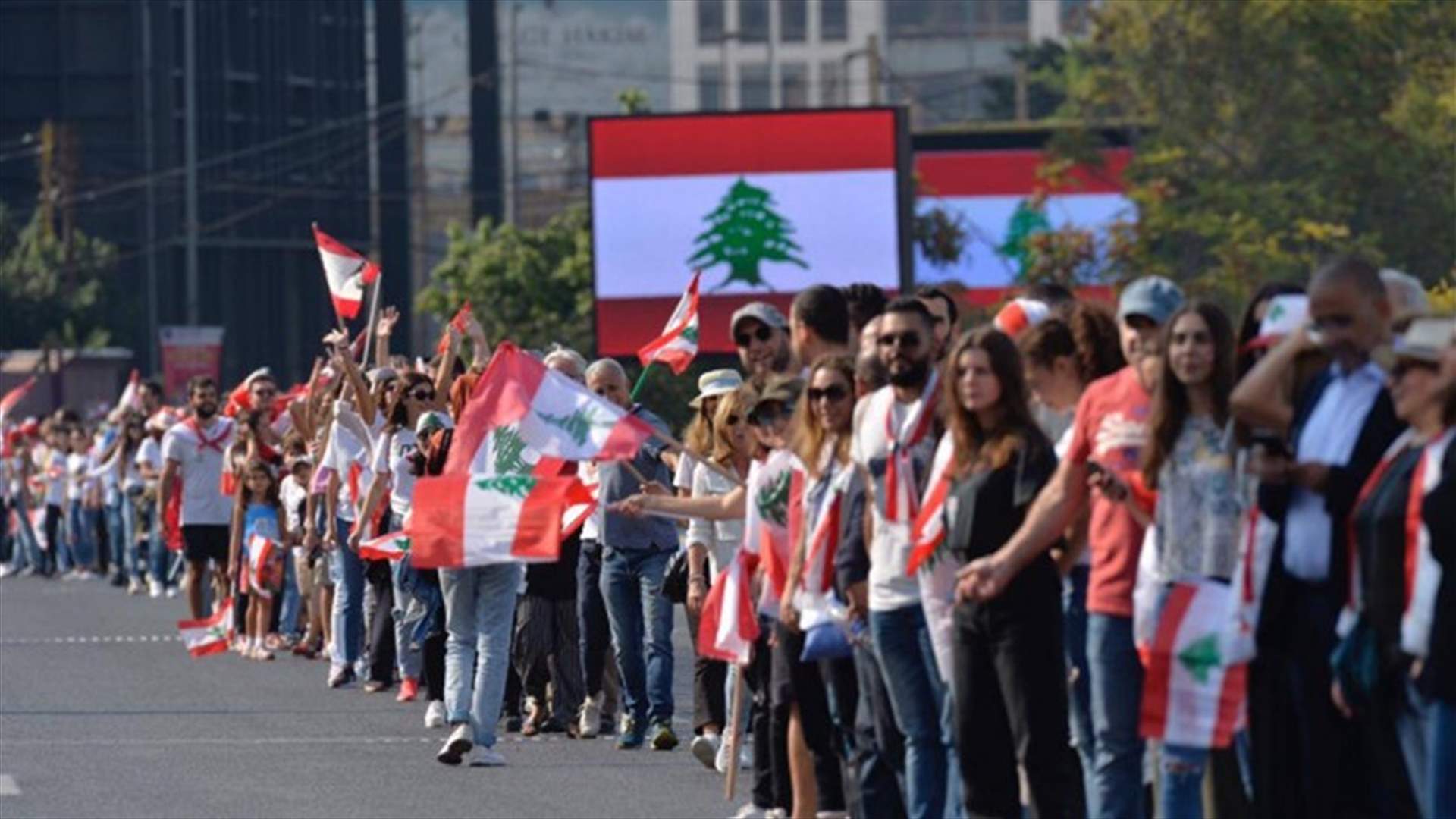"الحب أسمى أنواع الثورات"... إهداء نجاح السلسلة البشرية من الشعب وإلى الشعب (فيديو)