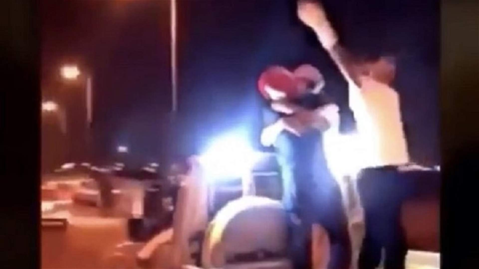 عناق بين شابين يثير الجدل في الرياض... والأمن يُلقي القبض عليهما (فيديو)